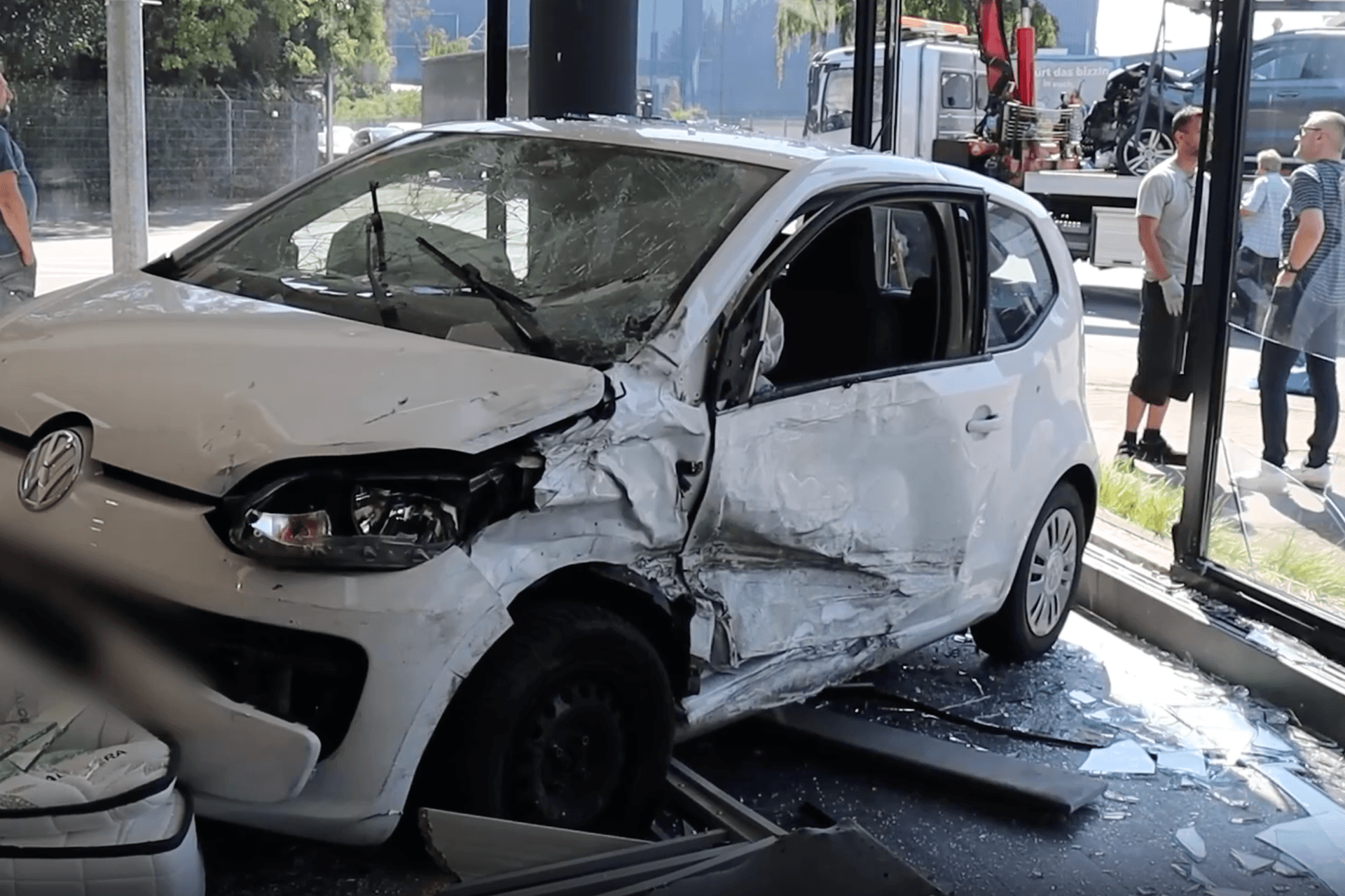 Mannheim: Ein Auto steht nach einem Unfall in einem Möbelgeschäft. Mannheim: Ein Auto steht nach einem Unfall in einem Möbelgeschäft.
