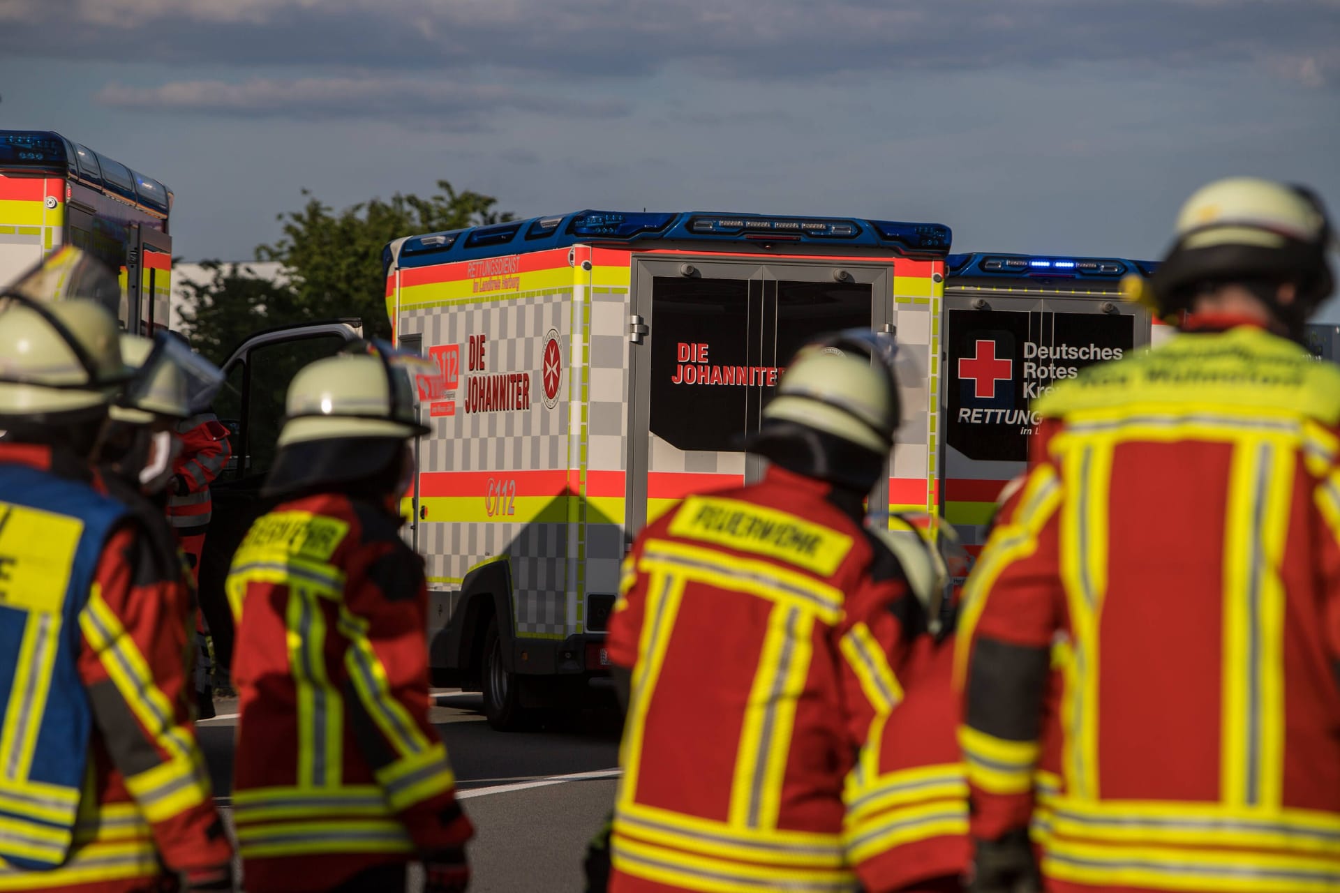 Rettungskräfte auf einer Autobahn (Symbolfoto): Auf der A1 kam ein Mann ums Leben.