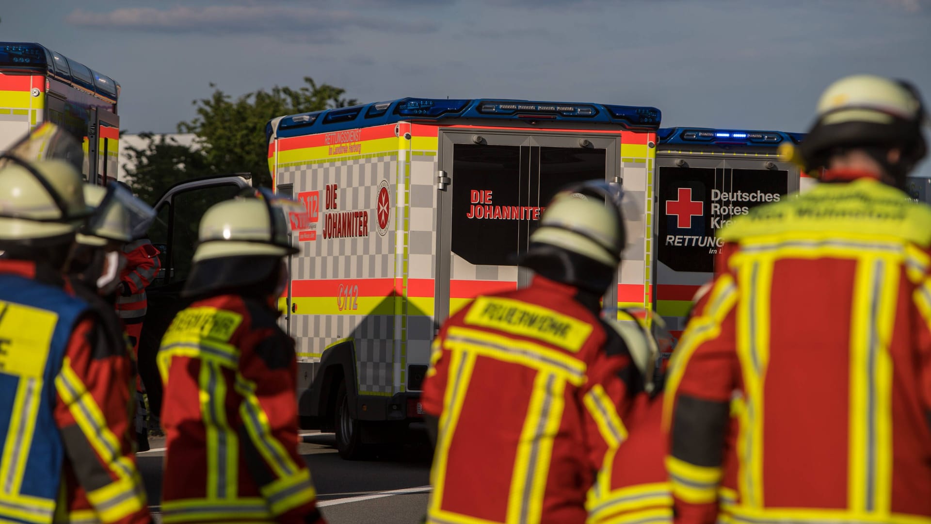 Rettungskräfte auf einer Autobahn (Symbolfoto): Auf der A1 kam ein Mann ums Leben.