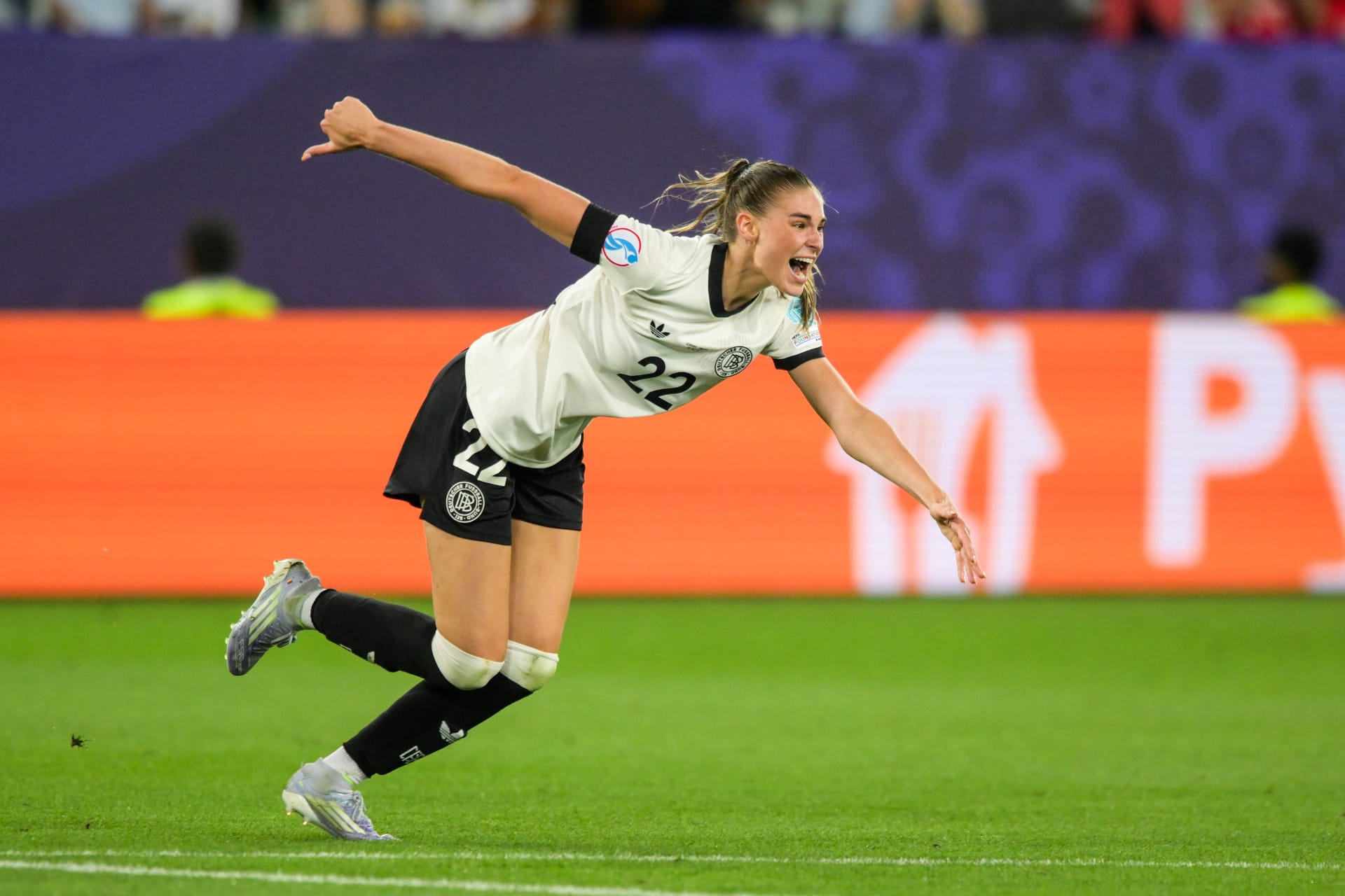 Jule Brand: Wirkte zunächst zu verspielt, als sie sich durch die polnische Abwehrkette zaubern wollte (9.). Zeigte tolle Übersteiger und begeisterte mit Tricks, die an Zinédine Zidane erinnerten (27.). Leistete sich aber auch einige Fehlpässe und wurde ruppiger. In der zweiten Hälfte erlöste sie Deutschland mit ihrem Traumtor in den Winkel und legte das 2:0 auf. Note: 2 Jule Brand: Wirkte zunächst zu verspielt, als sie sich durch die polnische Abwehrkette zaubern wollte (9.). Zeigte tolle Übersteiger und begeisterte mit Tricks, die an Zinédine Zidane erinnerten (27.). Leistete sich aber auch einige Fehlpässe und wurde ruppiger. In der zweiten Hälfte erlöste sie Deutschland mit ihrem Traumtor in den Winkel und legte das 2:0 auf. Note: 2