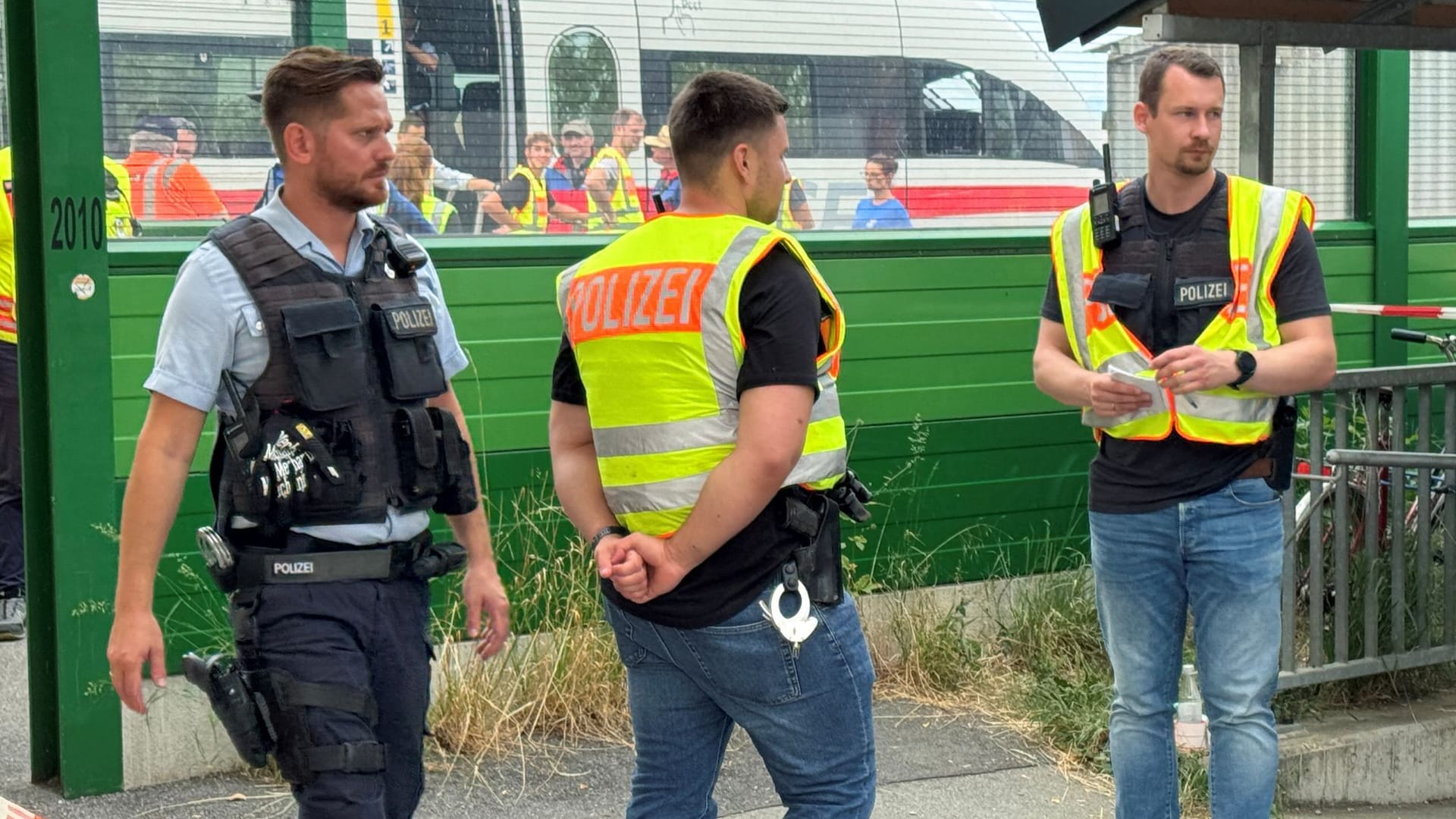 Einsatzkräfte in Straßkirchen (Archivbild): Ein Syrer hatte vier Menschen teils schwer verletzt. Einsatzkräfte in Straßkirchen (Archivbild): Ein Syrer hatte vier Menschen teils schwer verletzt.