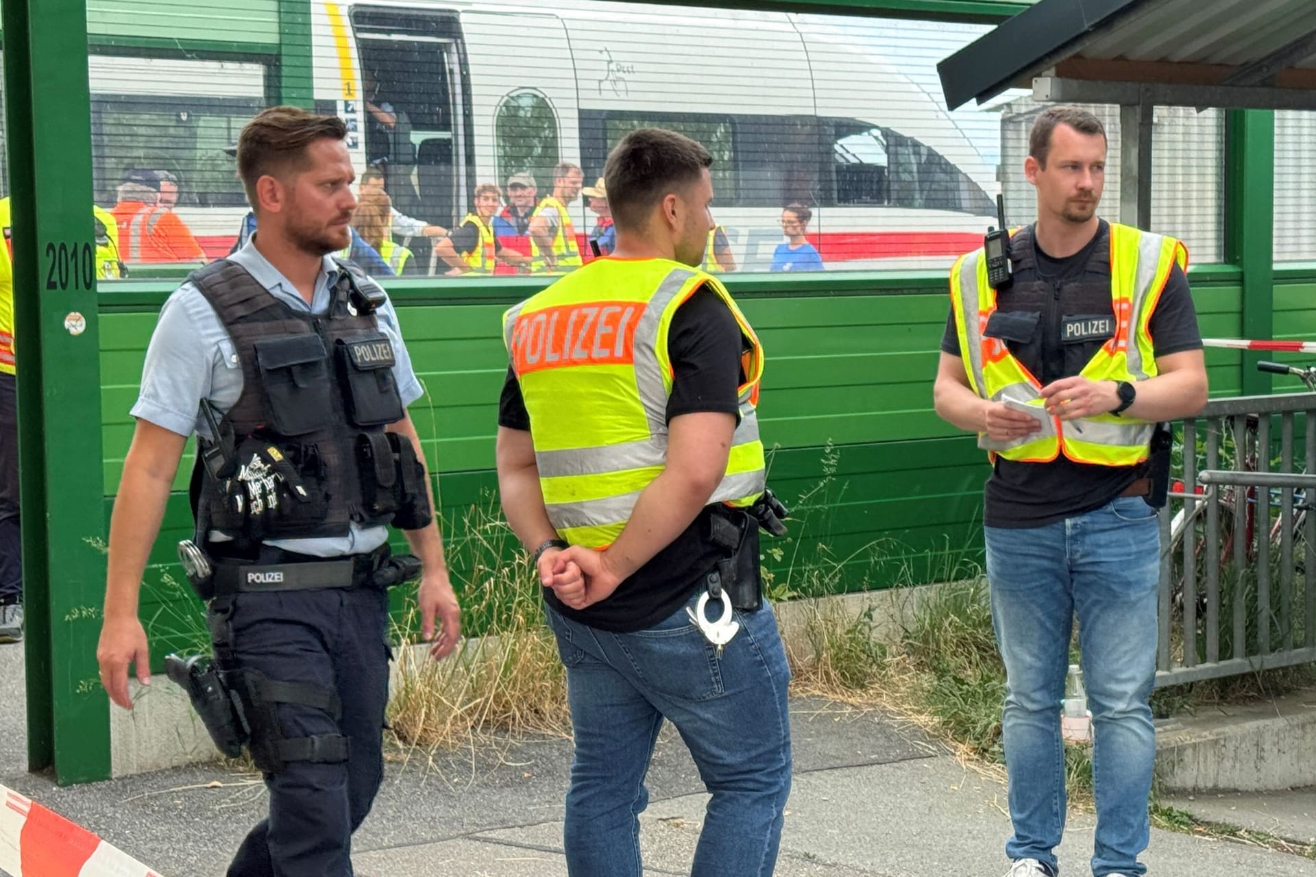 Einsatzkräfte in Straßkirchen (Archivbild): Ein Syrer hatte vier Menschen teils schwer verletzt.