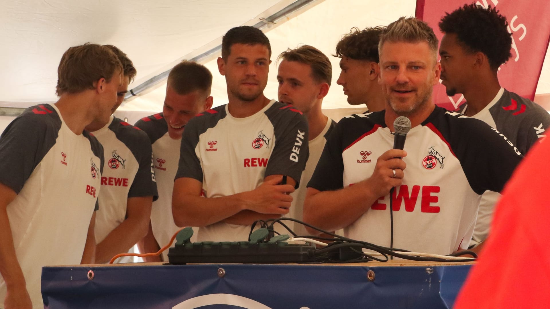 Lukas Kwasniok beim Fan-Abend des 1. FC Köln im Trainingslager in Bad Waltersdorf.