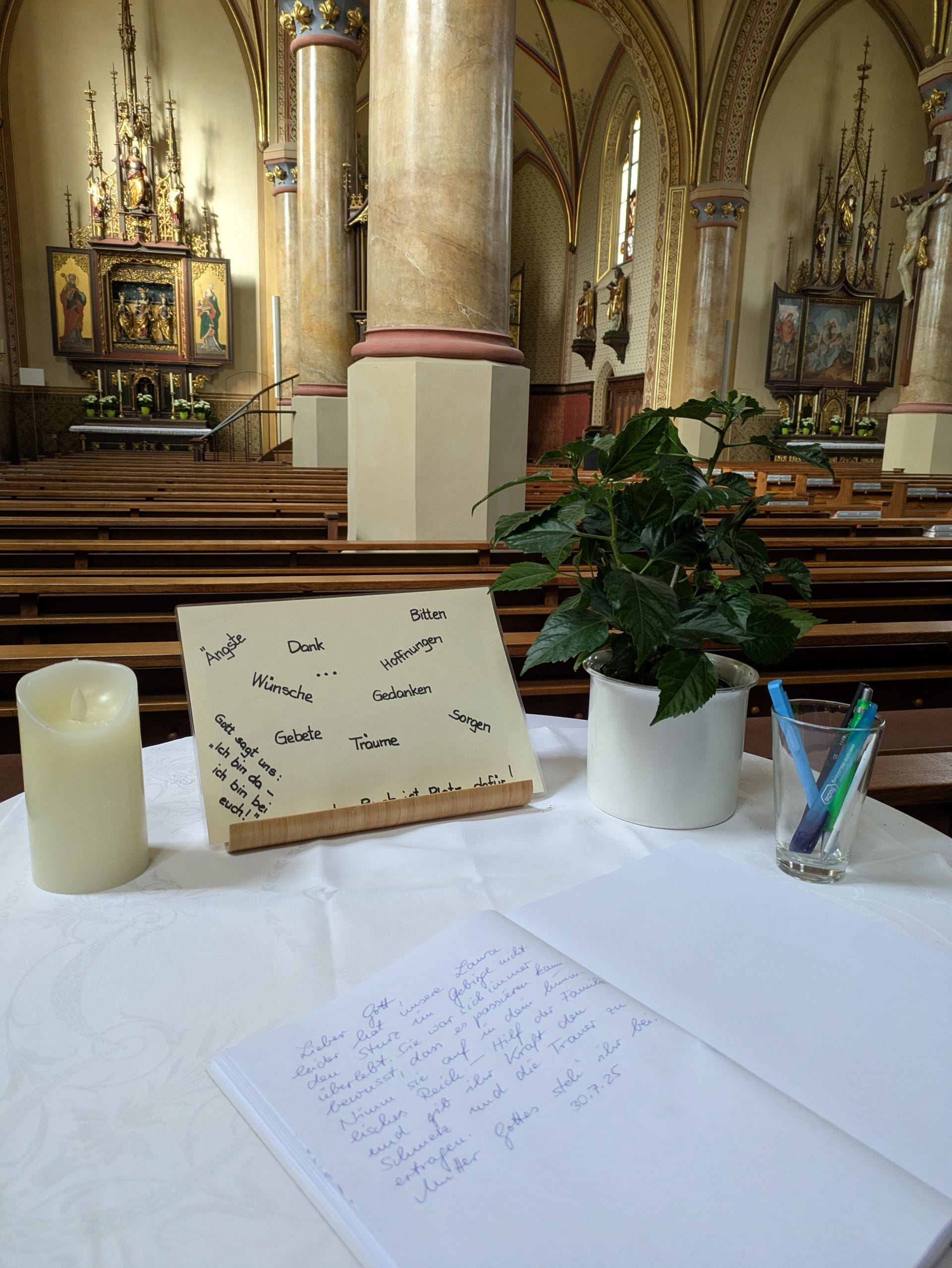In der Pfarrkirche Maria Himmelfahrt in Partenkirchen liegt ein Kondolenzbuch bereit, in dem der aktuellste Eintrag zu Laura Dahlmeier verfasst wurde.