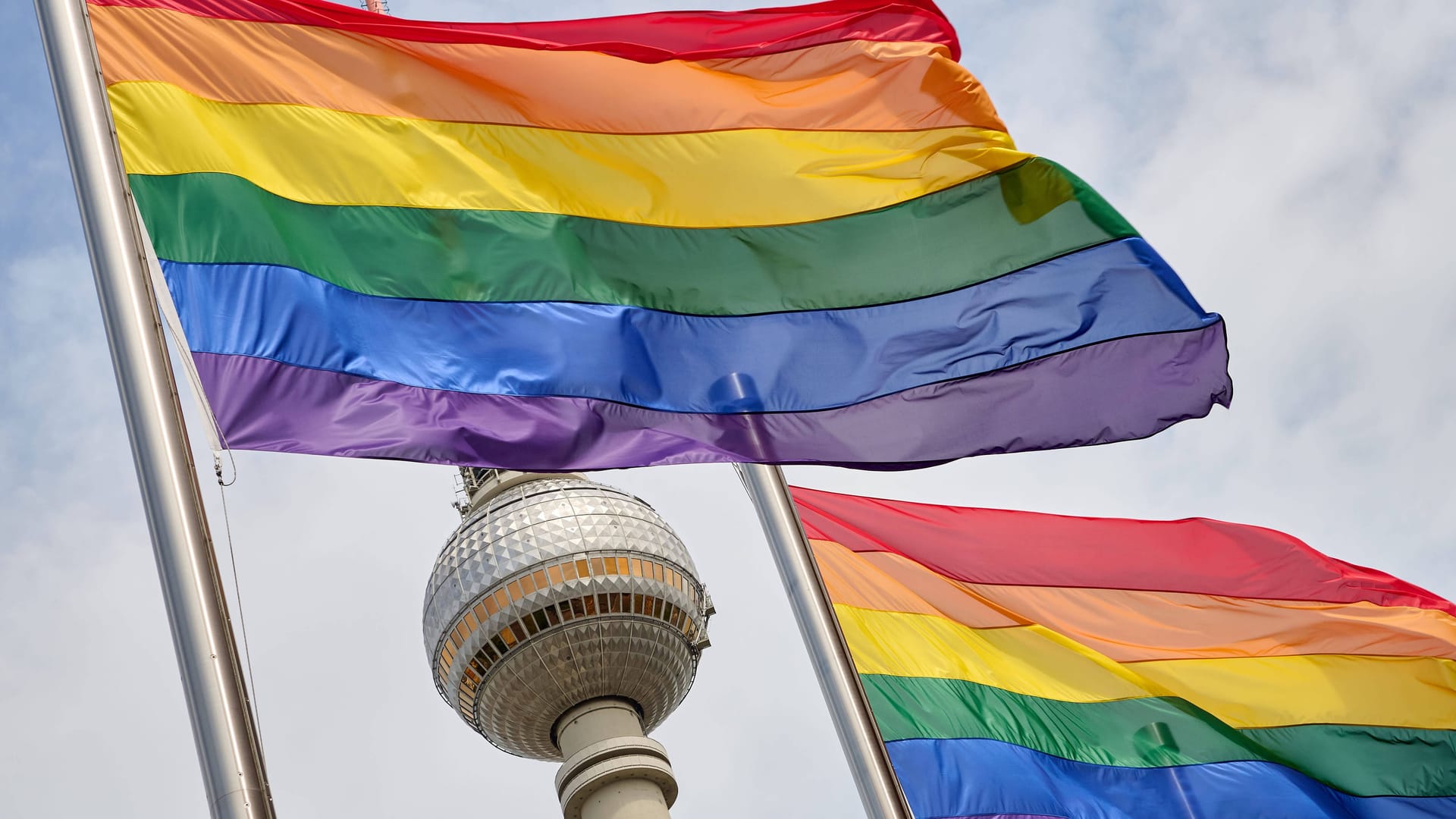 Regenbogenflagge vor dem Berliner Fernsehturm (Symbolbild): Mit der Initiative will Berlin Einfluss auf die Bundespolitik nehmen.