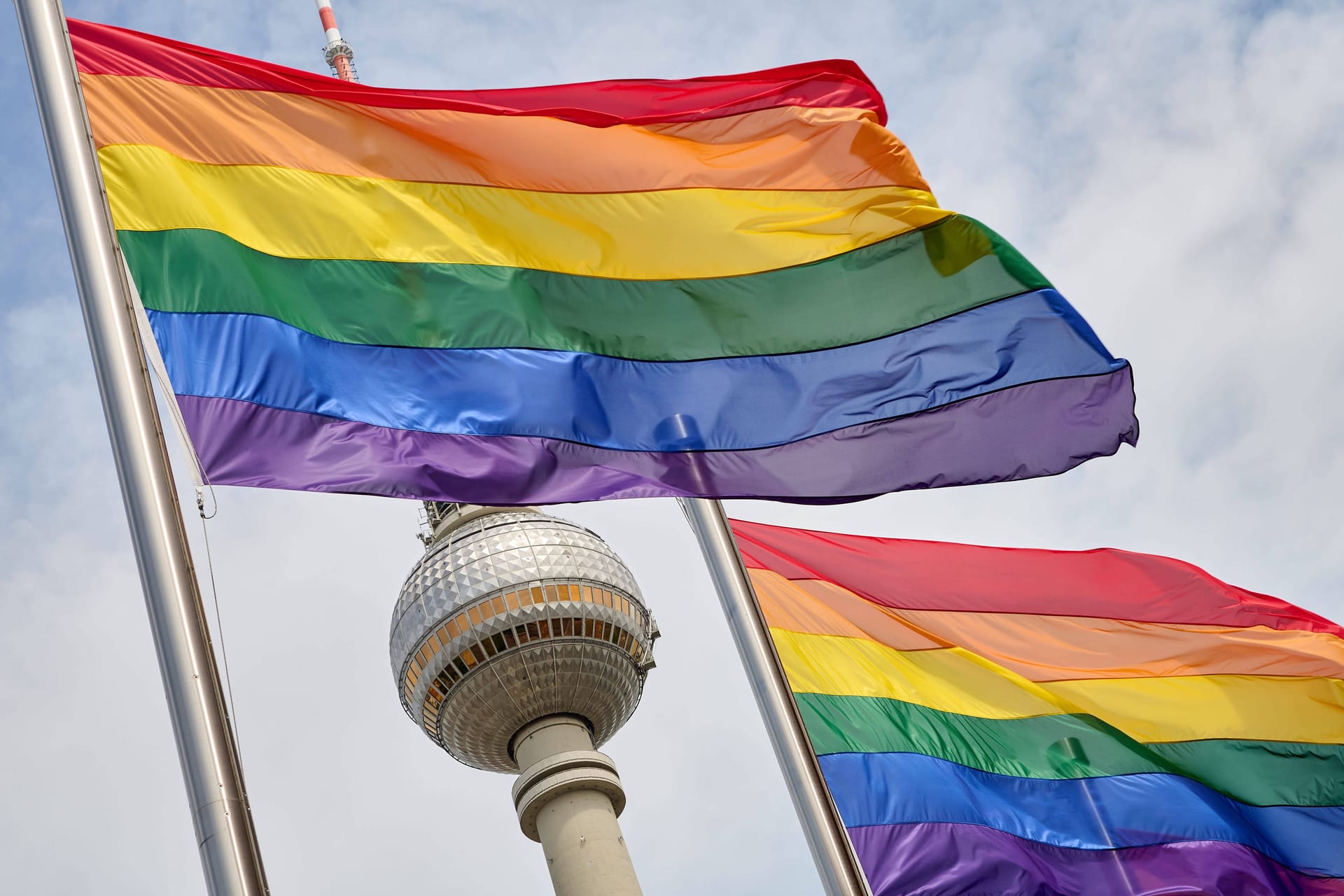 Regenbogenflagge vor dem Berliner Fernsehturm (Symbolbild): Mit der Initiative will Berlin Einfluss auf die Bundespolitik nehmen.