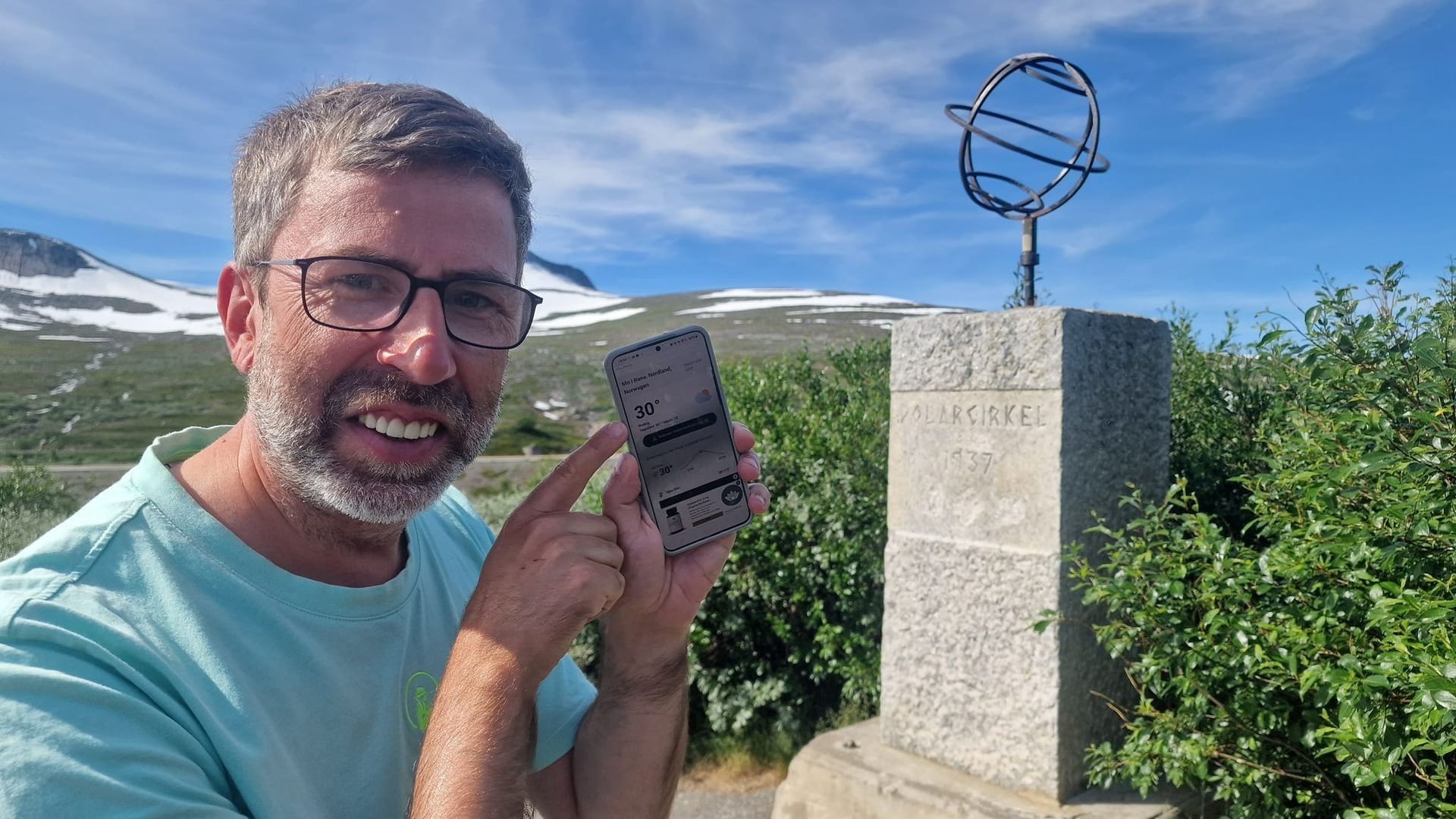 Der deutsche Tourist Gerrit Schröder am Polarkreis-Denkmal in Norwegen: Er misst 30 Grad.