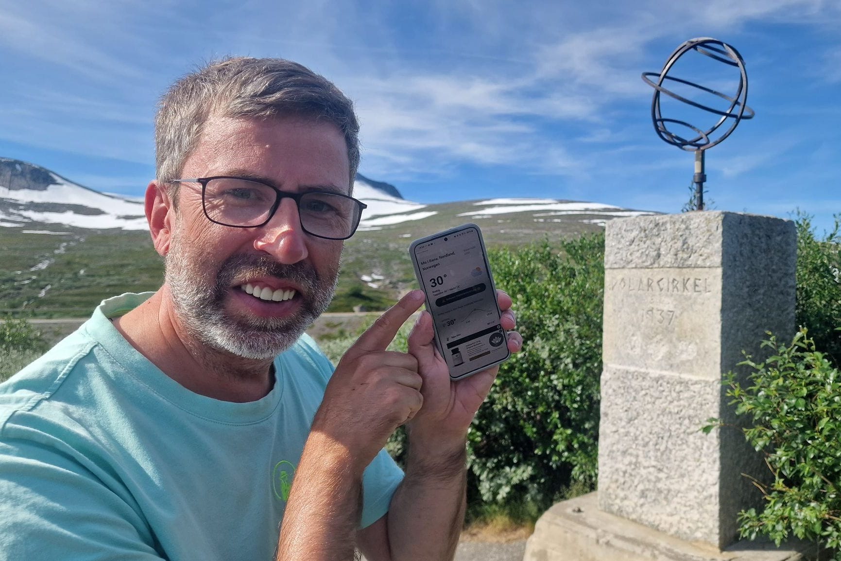 Der deutsche Tourist Gerrit Schröder am Polarkreis-Denkmal in Norwegen: Er misst 30 Grad.