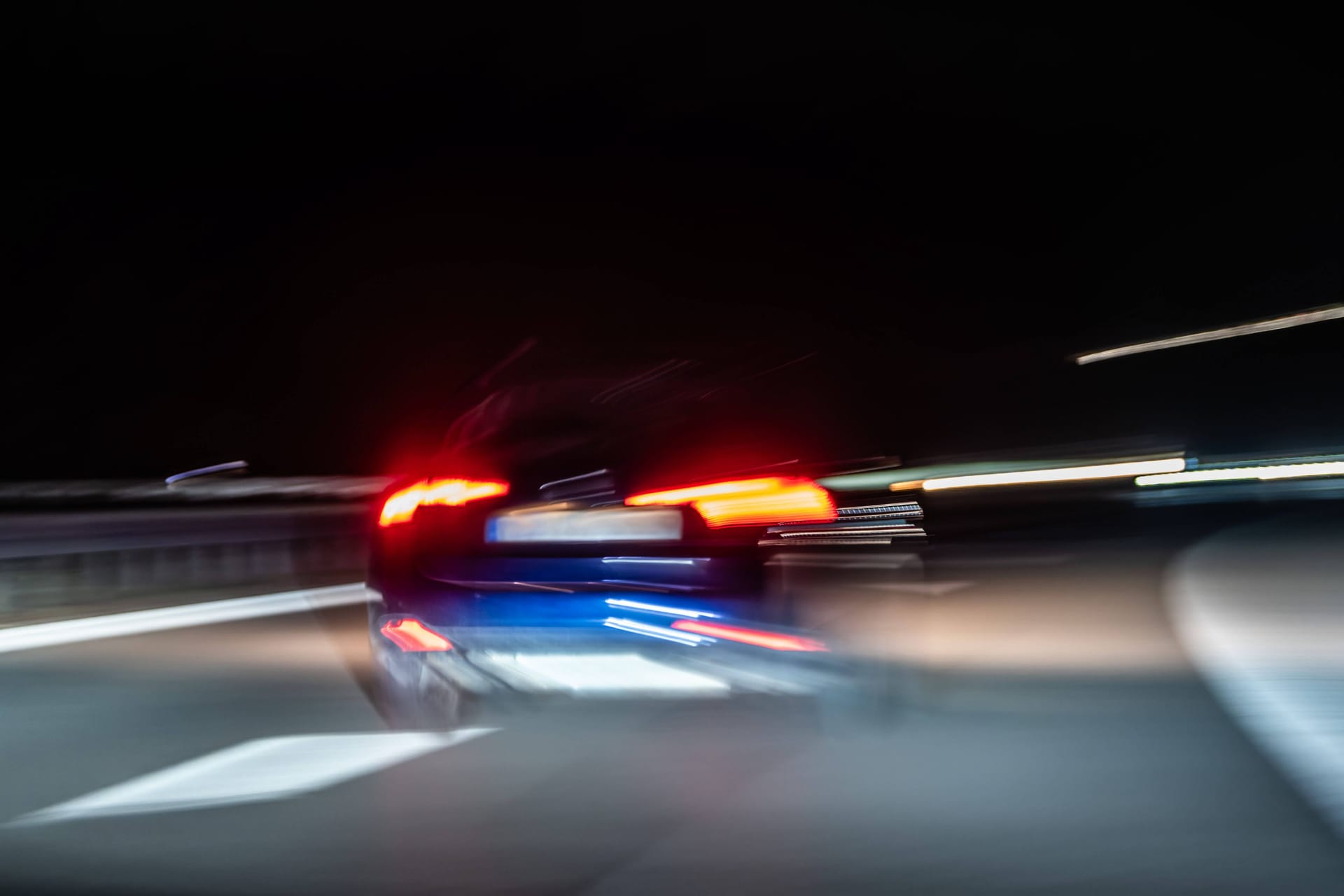 Ein Auto fährt bei Nacht einer Autobahn (Archivbild): Die Polizei konnte den Mann nach wenigen Kilometern stoppen.