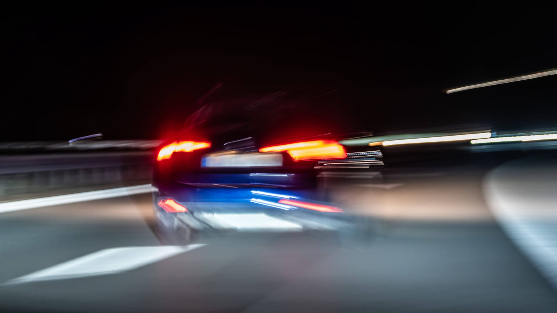 Ein Auto fährt bei Nacht einer Autobahn (Archivbild): Die Polizei konnte den Mann nach wenigen Kilometern stoppen.