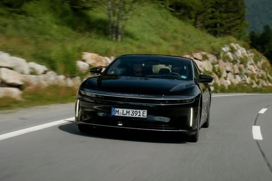 Fahrt durch die Alpen: Ein Lucid Air hat einen Reichweitenrekord aufgestellt.