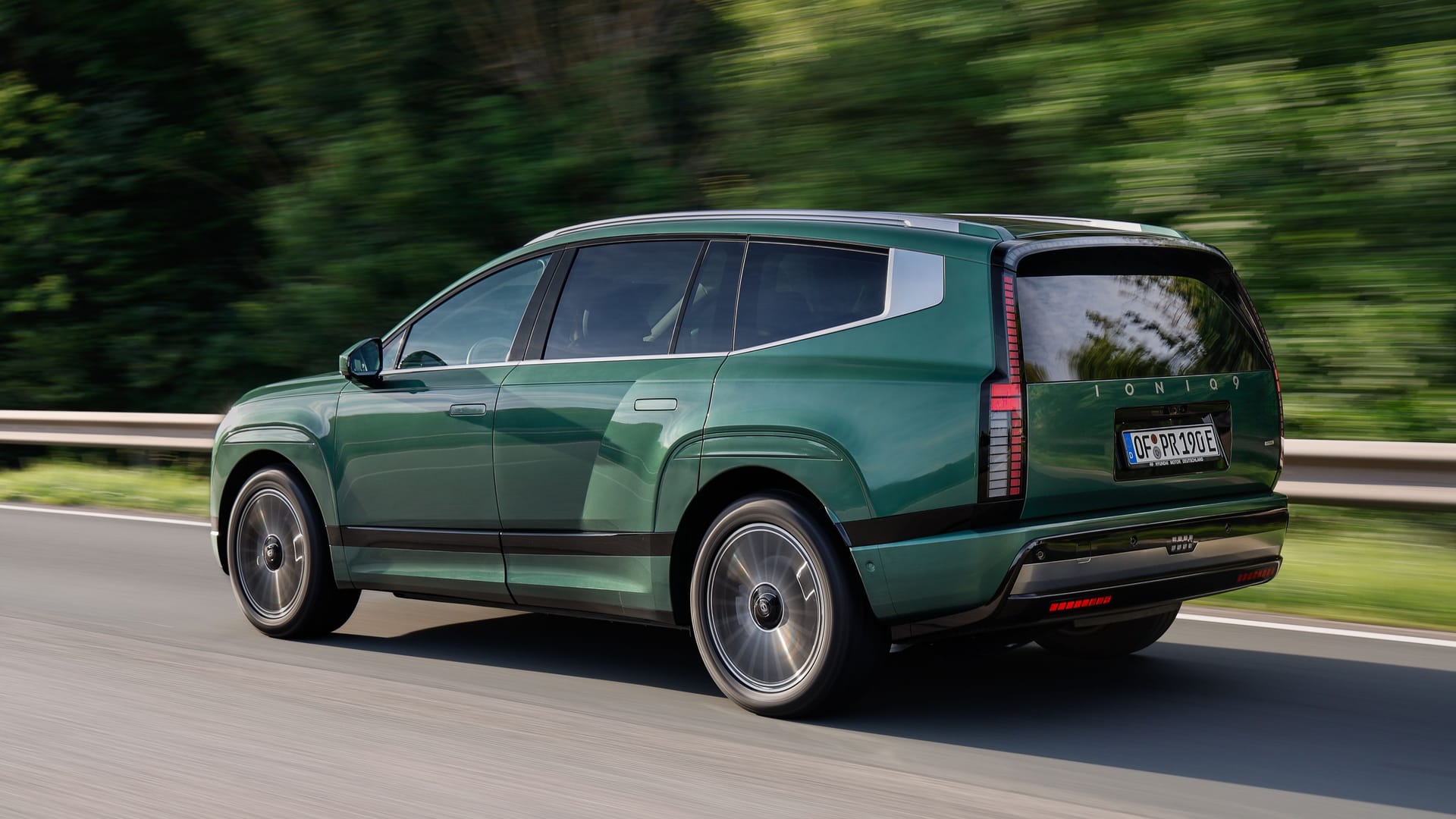 Auf der Landstraße: Auf breiten Straßen fühlt sich das XL-SUV am wohlsten. Kommen Ihnen die Heckleuchten auch irgendwie bekannt vor?