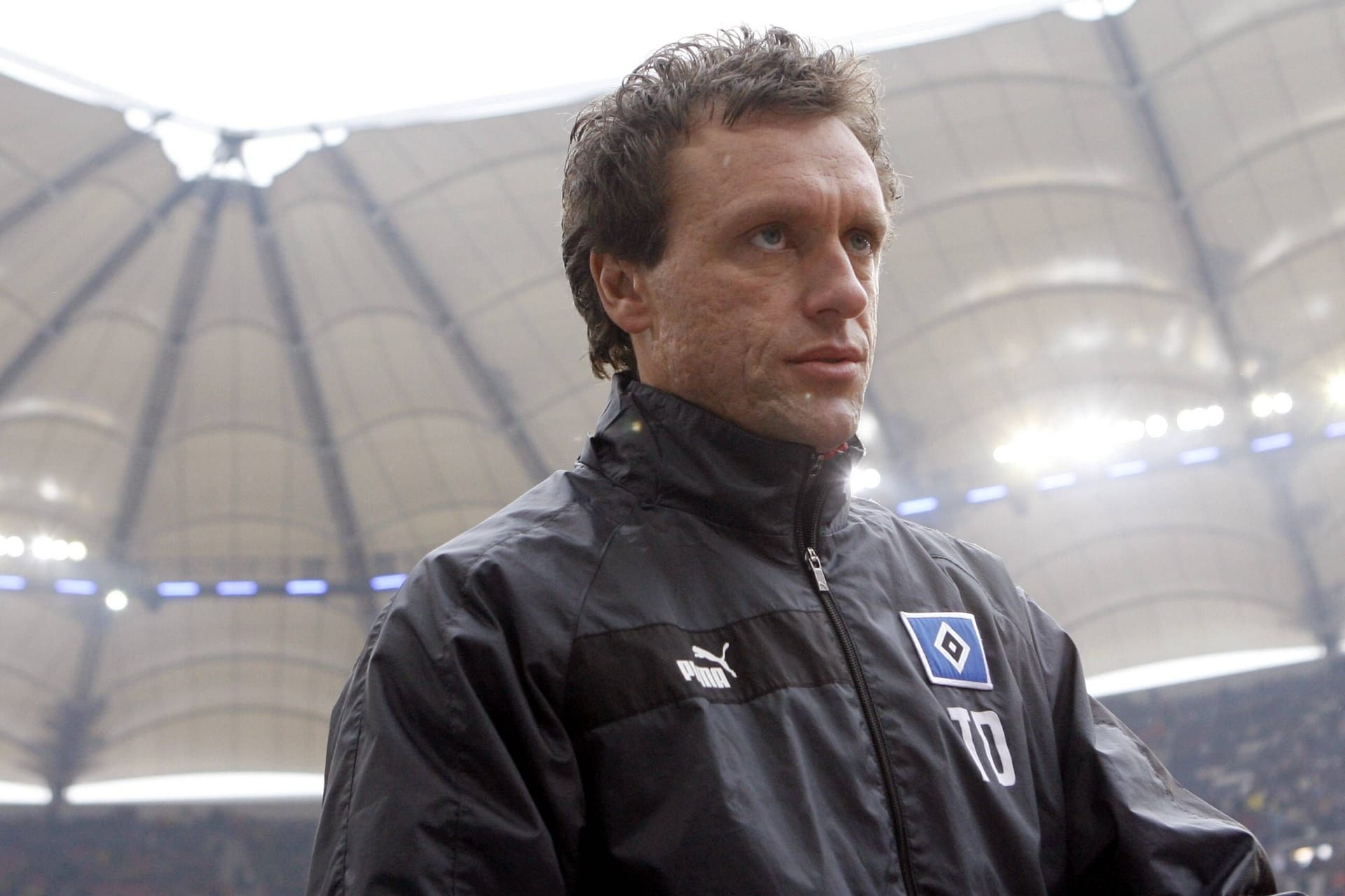 Thomas Doll im Volksparkstadion (Archivbild): Der heute 59-Jährige trainierte den HSV von Oktober 2004 bis Ende Januar 2007.