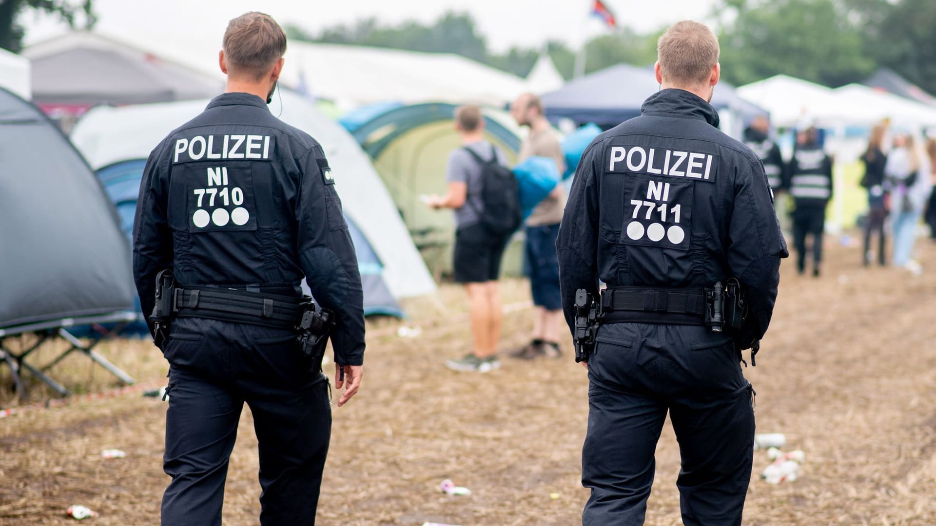 Polizisten auf dem Zeltplatz des Festivals: Am Sonntagmittag war ein Mann tot aufgefunden worden.