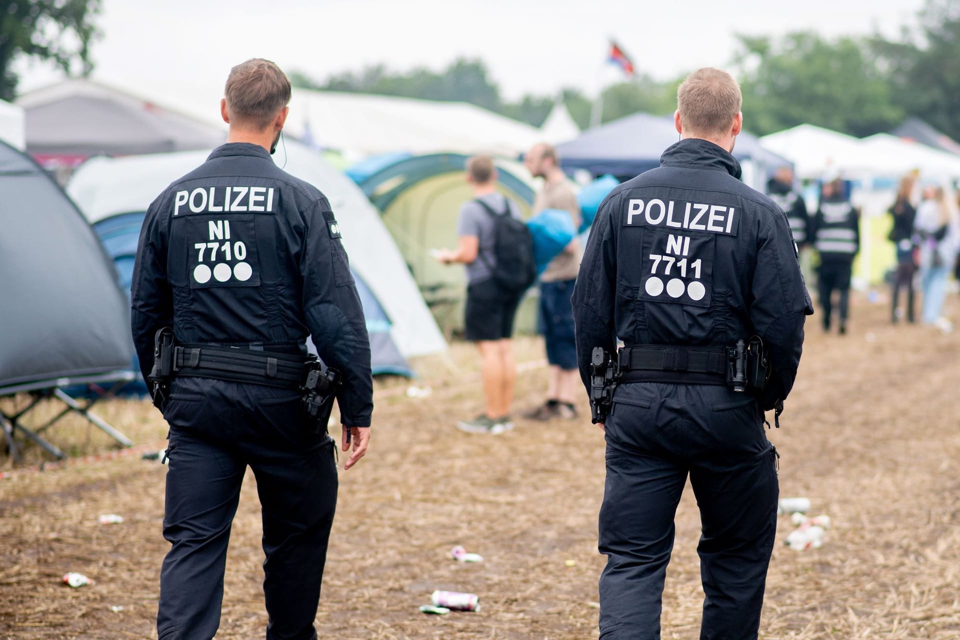 Polizisten auf dem Zeltplatz des Festivals: Am Sonntagmittag war ein Mann tot aufgefunden worden.