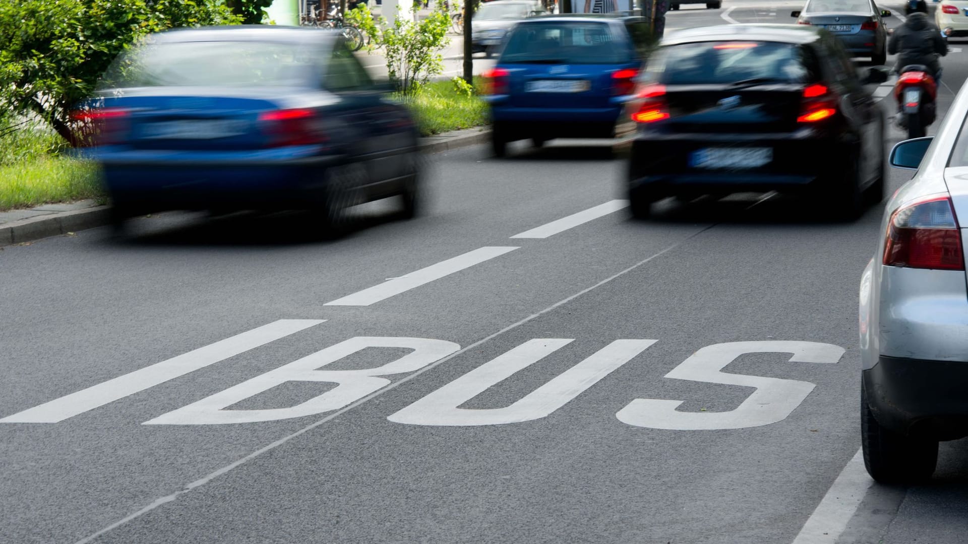 Ein Auto fährt auf einer Busspur Ein Auto fährt auf einer Busspur