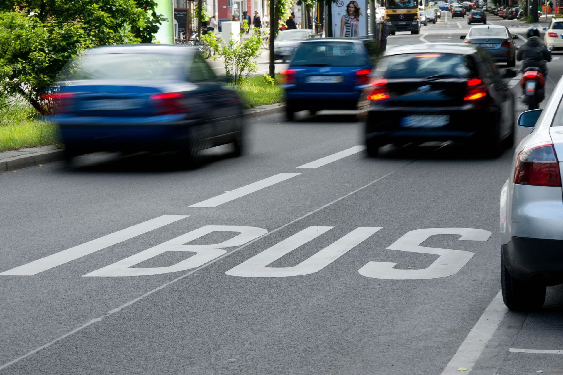 Ein Auto fährt auf einer Busspur Ein Auto fährt auf einer Busspur