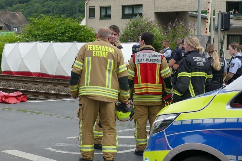 Einsatzkräfte von Polizei und Feuerwehr an der Unfallstelle: Hier starben zwei Menschen.