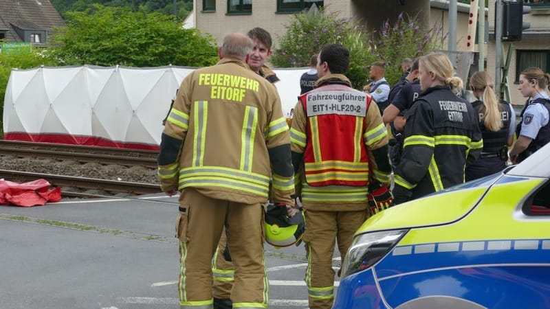 Einsatzkräfte von Polizei und Feuerwehr an der Unfallstelle: Hier starben zwei Menschen. Einsatzkräfte von Polizei und Feuerwehr an der Unfallstelle: Hier starben zwei Menschen.