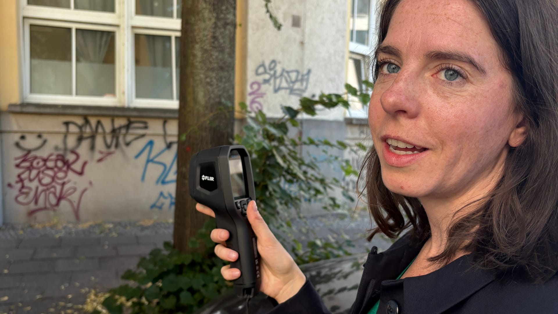 Die grüne Bundestagsabgeordnete Julia Schneider mit einer Wärmebildkamera: "Hitze kann lebensgefährlich sein."