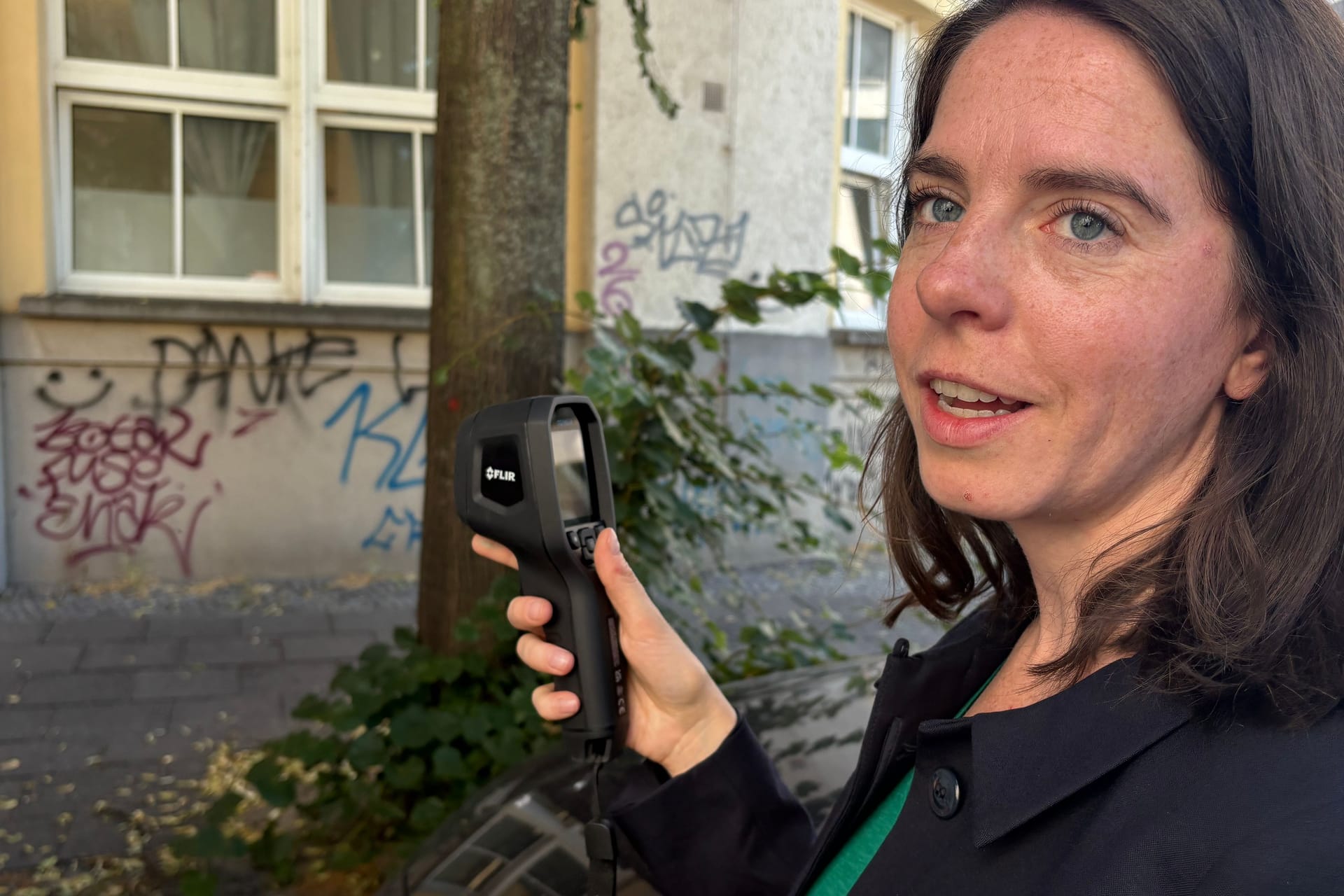 Die grüne Bundestagsabgeordnete Julia Schneider mit einer Wärmebildkamera: "Hitze kann lebensgefährlich sein."