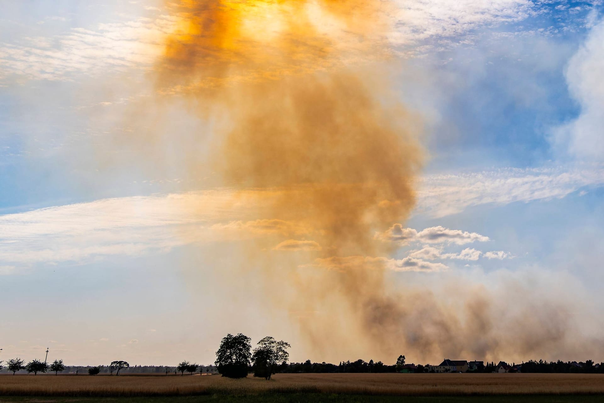 Eine große Rauchwolke und Feuer ziehen nach oben (Bild vom 3. Juli): Der Brand in der Gohrischheide ist mittlerweile sogar in Berlin zu riechen.