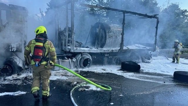 Einsatzkräfte an einem ausgerbannten Lkw-Wrack: Als die ersten Einsatzkräfte eintrafen, stand das Fahrzeug bereits lichterloh in Flammen.