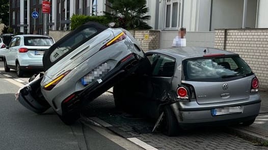 Unfall in Mülheim: Der Mercedes aus Düsseldorf und der Polo waren nicht mehr fahrbereit.