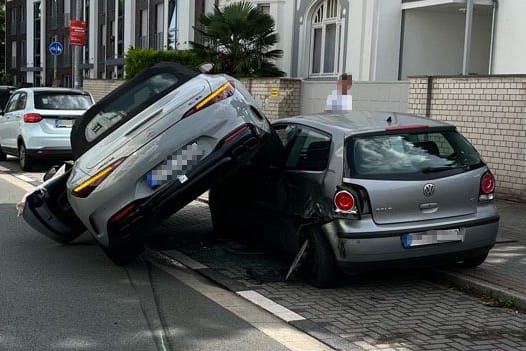 Unfall in Mülheim: Der Mercedes aus Düsseldorf und der Polo waren nicht mehr fahrbereit.