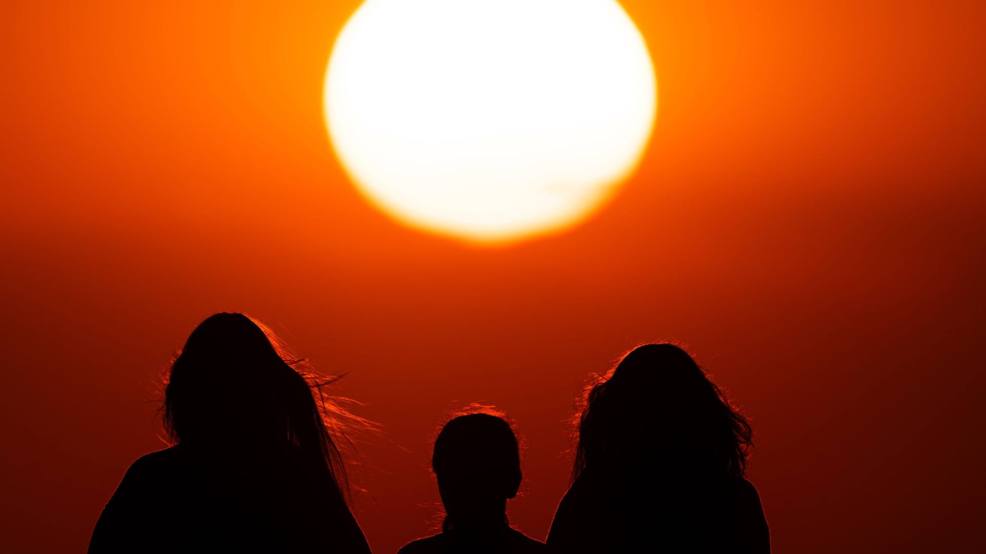 Sonnenuntergang am Großen Feldberg im Taunus (Symbolfoto): In Hessen sind die Temperaturen am bislang heißesten Tag des Jahres besonders hoch.