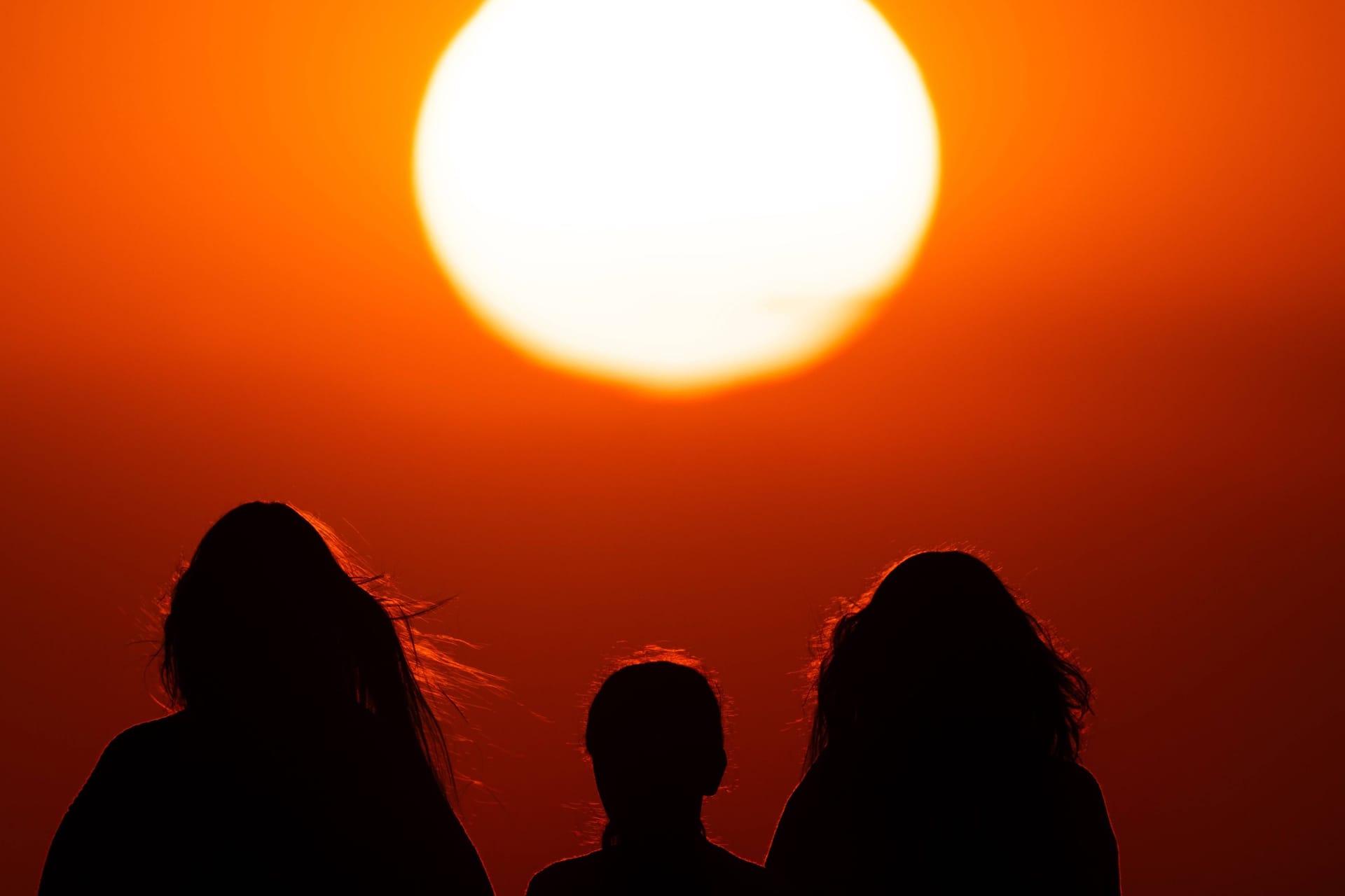 Sonnenuntergang am Großen Feldberg im Taunus (Symbolfoto): In Hessen sind die Temperaturen am bislang heißesten Tag des Jahres besonders hoch.