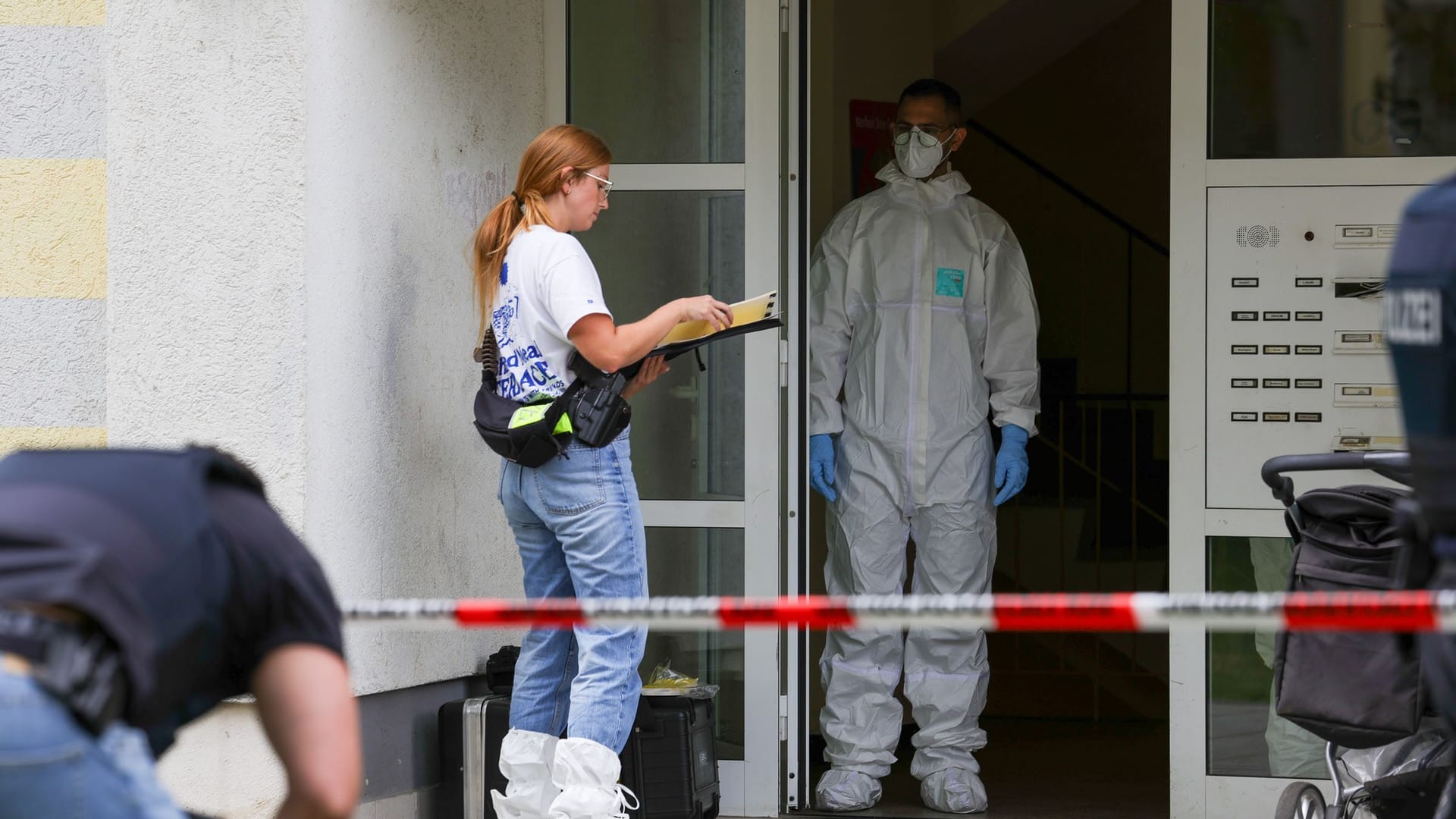 Kriminalpolizei am Tatort: Bei einer Auseinandersetzung in Frankfurt-Sindlingen ist eine Person verletzt worden.