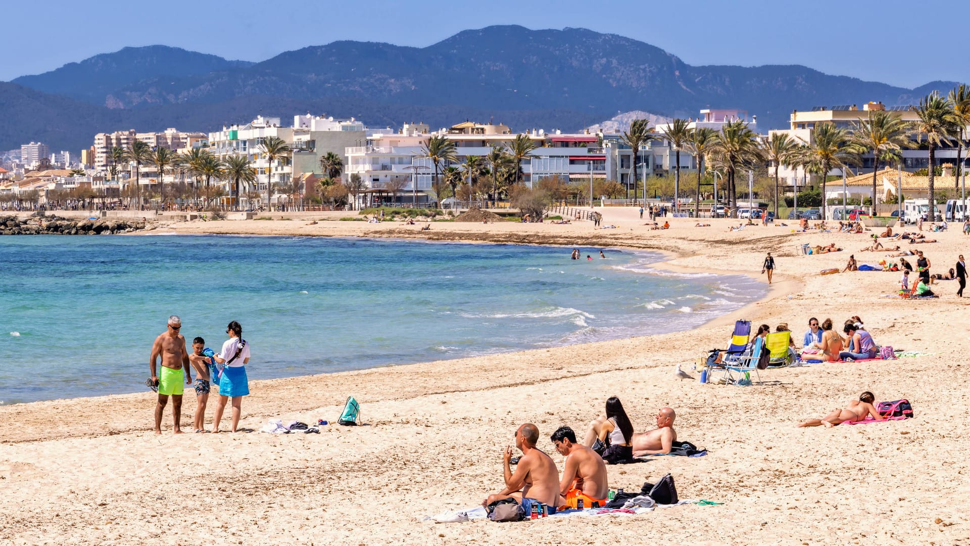 Urlauber am Strand von Palma de Mallorca: Am Flughafen der Insel droht am Freitag ein Streik des Bodenpersonals. Urlauber am Strand von Palma de Mallorca: Am Flughafen der Insel droht am Freitag ein Streik des Bodenpersonals.