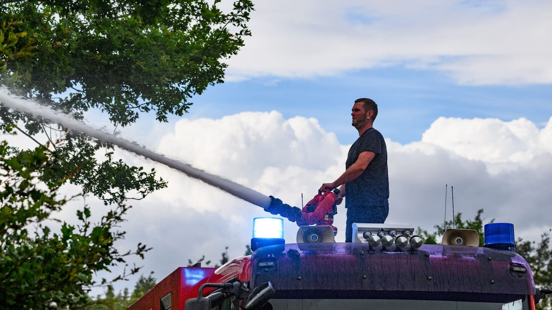 Ein Feuerwehrmann ist im Waldbrand in der Gohrischheide im Einsatz.