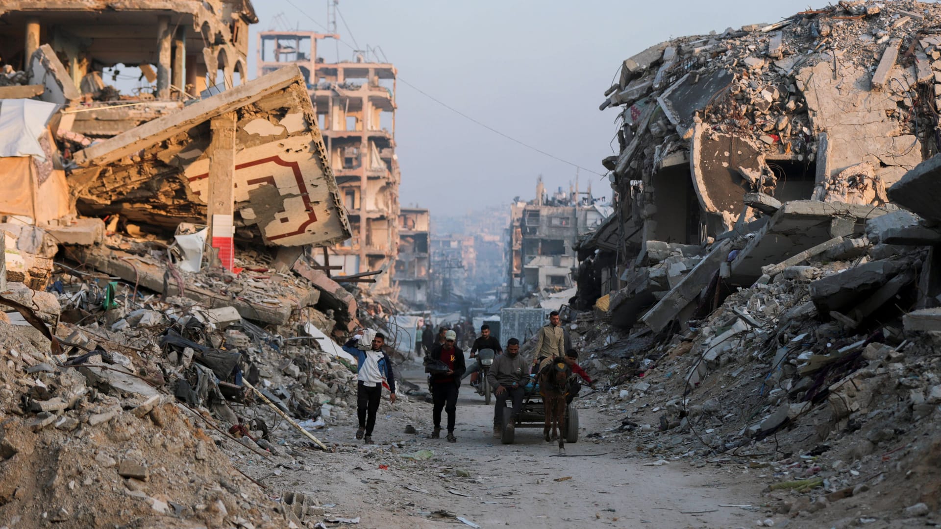 Menschen in den Ruinen des von der israelischen Armee zerstörten Gazastreifens.