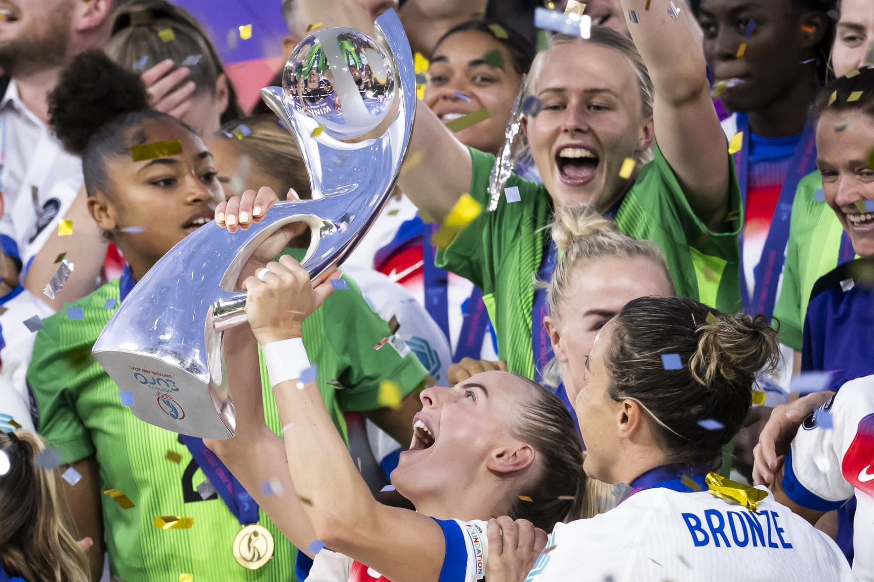 Den Pokal erneut in Händen: Englands Frauen feiern den EM-Titel.
