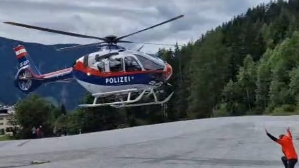 Ein Polizeihubschrauber flog den 19-Jährigen ins Tal: Die Bergrettung bittet alle, sich vor Beginn einer Bergtour über die aktuellen Wetterverhältnisse zu informieren. Ein Polizeihubschrauber flog den 19-Jährigen ins Tal: Die Bergrettung bittet alle, sich vor Beginn einer Bergtour über die aktuellen Wetterverhältnisse zu informieren.