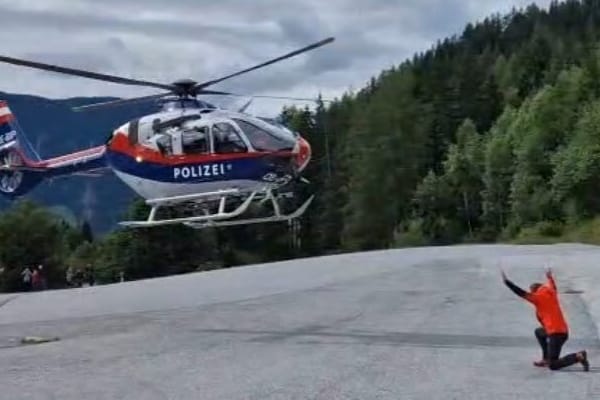 Ein Polizeihubschrauber flog den 19-Jährigen ins Tal: Die Bergrettung bittet alle, sich vor Beginn einer Bergtour über die aktuellen Wetterverhältnisse zu informieren.