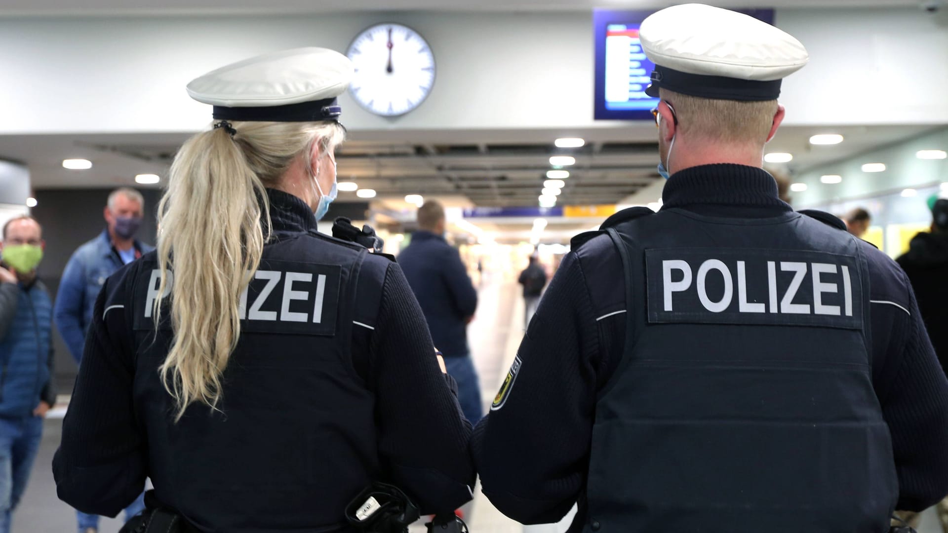 Bundespolizisten im Einsatz (Symbolfoto): In Dresden wurde eine Beamtin attackiert.