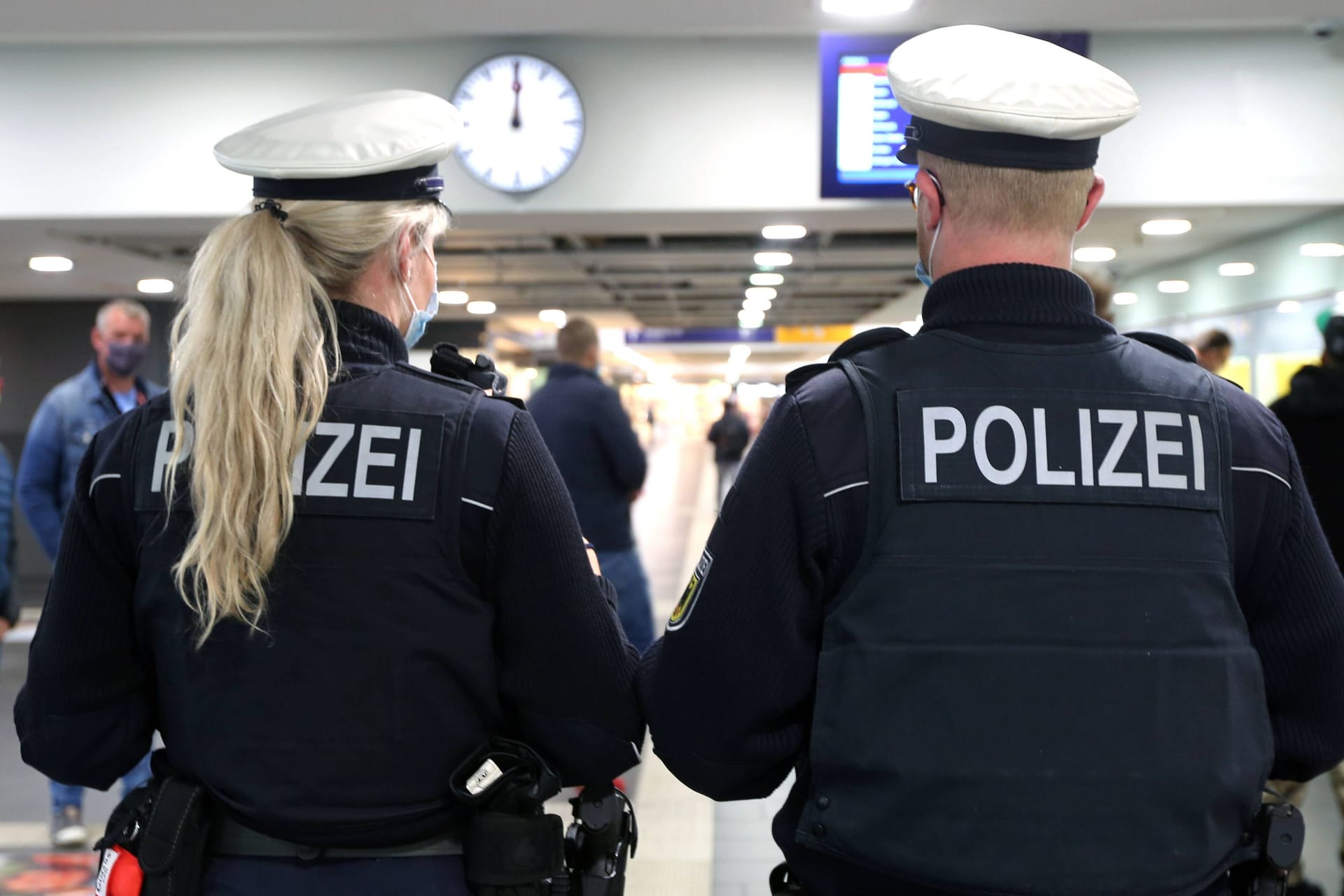 Bundespolizisten im Einsatz (Symbolfoto): In Dresden wurde eine Beamtin attackiert.