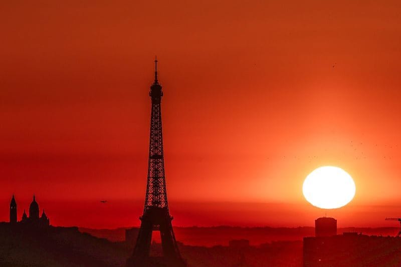 Die Sonne geht über dem Eiffelturm auf: In 16 Departements Frankreichs wurde die höchste Hitzewarnung ausgegeben.