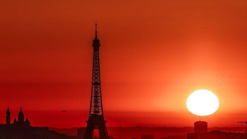 Die Sonne geht über dem Eiffelturm auf: In 16 Departements Frankreichs wurde die höchste Hitzewarnung ausgegeben.