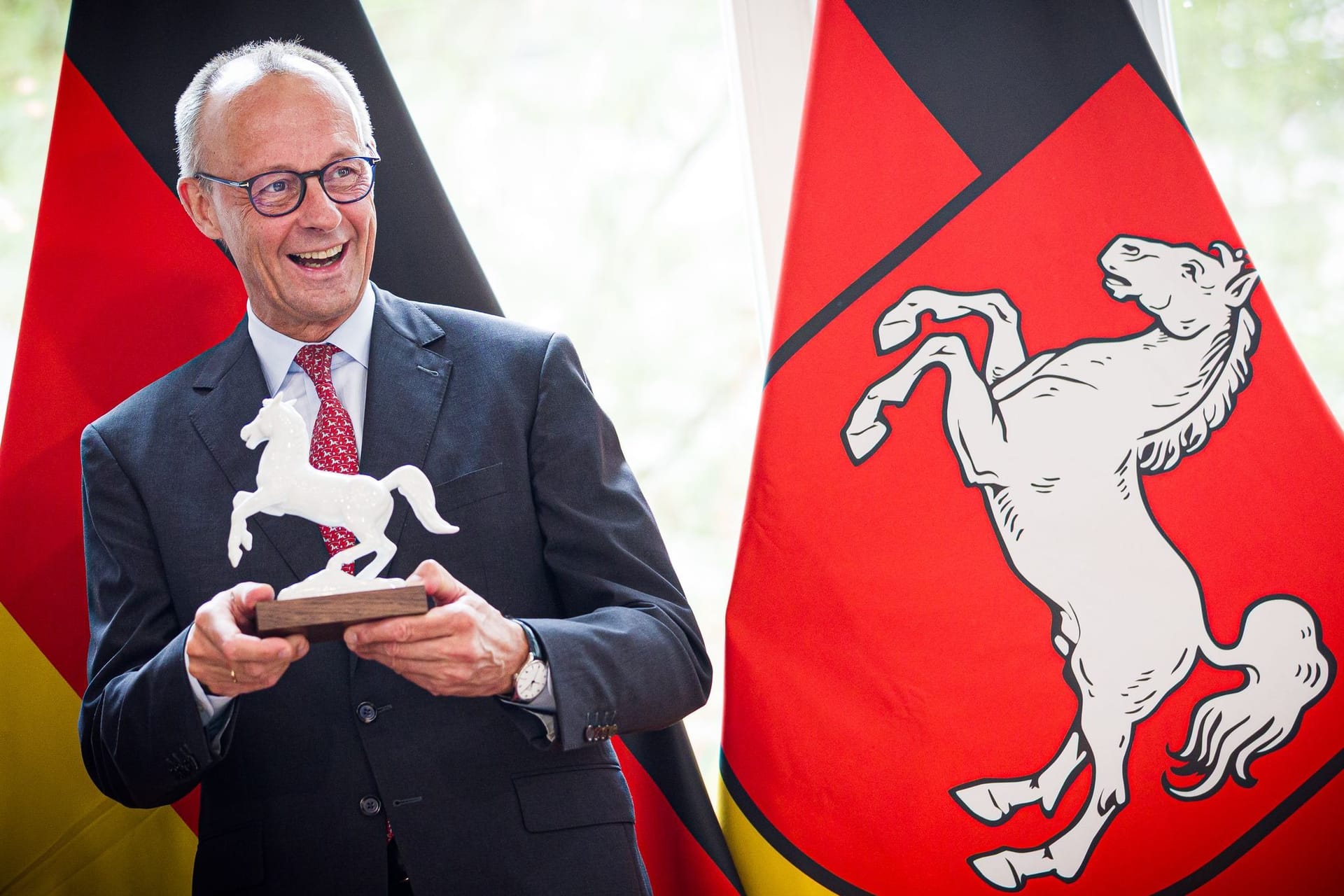 Bundeskanzler Friedrich Merz (CDU) steht mit einem Modell des Niedersachsen-Rosses in der Niedersächsischen Staatskanzlei: Er ist für einen Antrittsbesuch in Hannover. Bundeskanzler Friedrich Merz (CDU) steht mit einem Modell des Niedersachsen-Rosses in der Niedersächsischen Staatskanzlei: Er ist für einen Antrittsbesuch in Hannover.