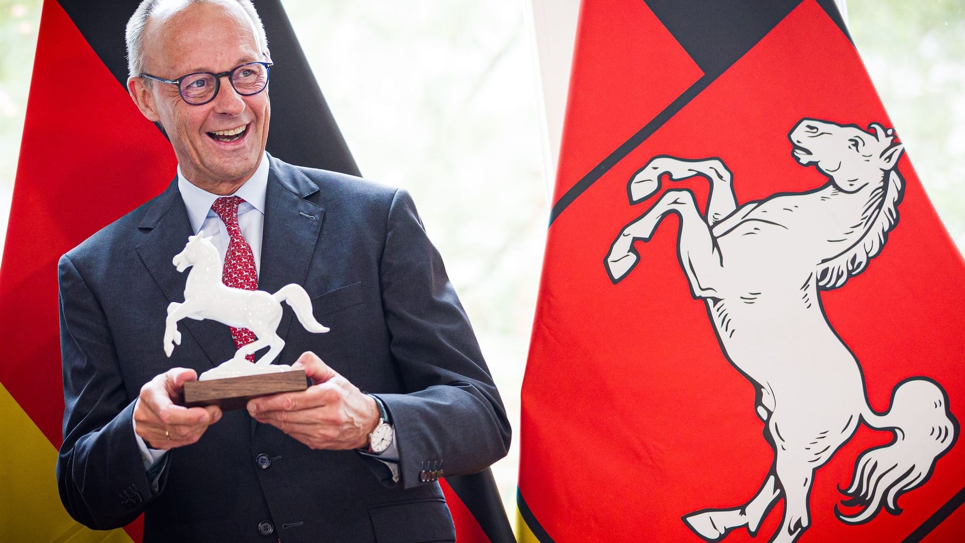 Bundeskanzler Friedrich Merz (CDU) steht mit einem Modell des Niedersachsen-Rosses in der Niedersächsischen Staatskanzlei: Er ist für einen Antrittsbesuch in Hannover.