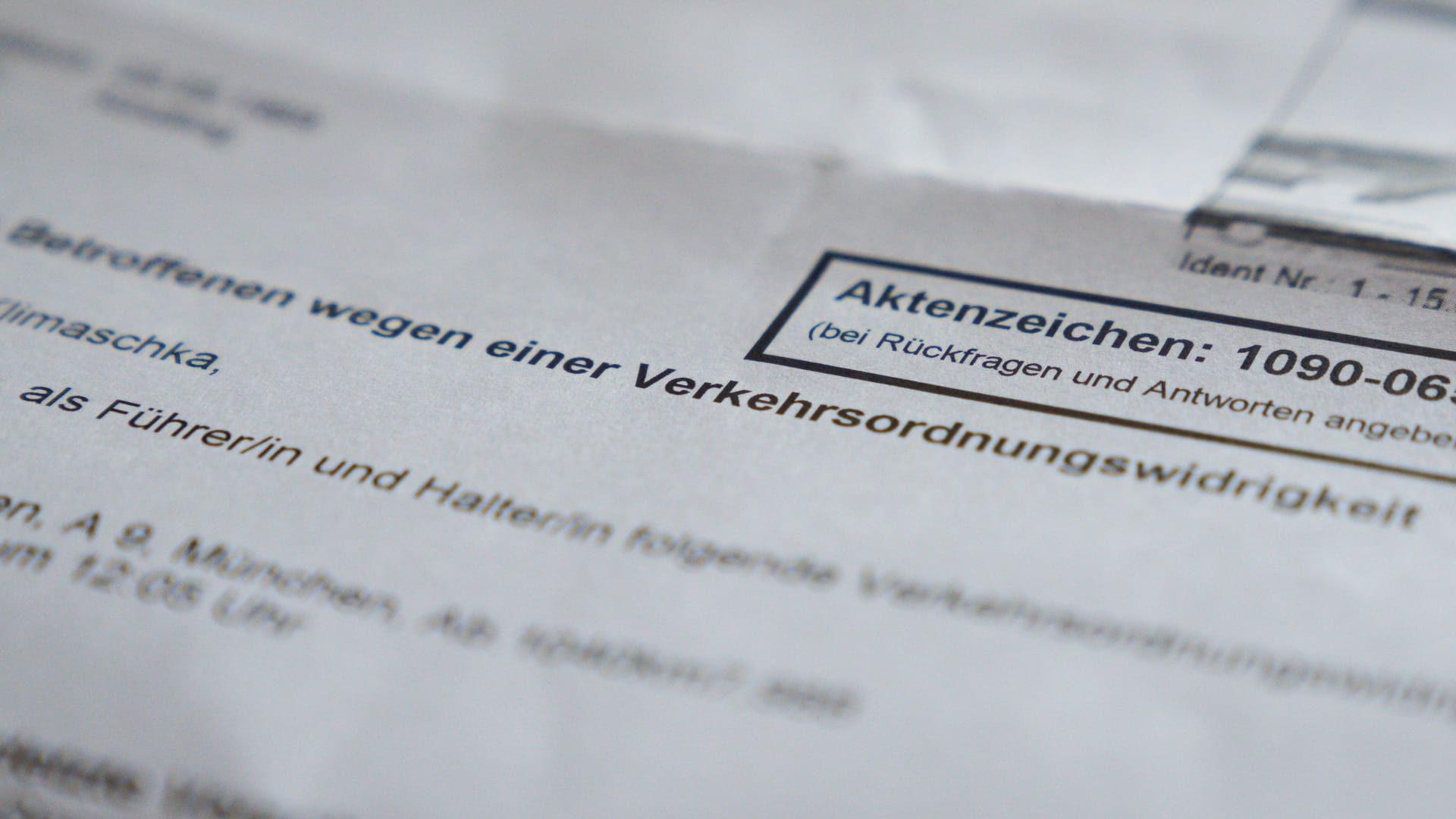 Betrugsmasche bei Verkehrsdelikten: Fremde Namen auf Anhörungsbögen bringen Unschuldige in Flensburg in Bedrängnis. Denn Adressen werden nicht kontrolliert.