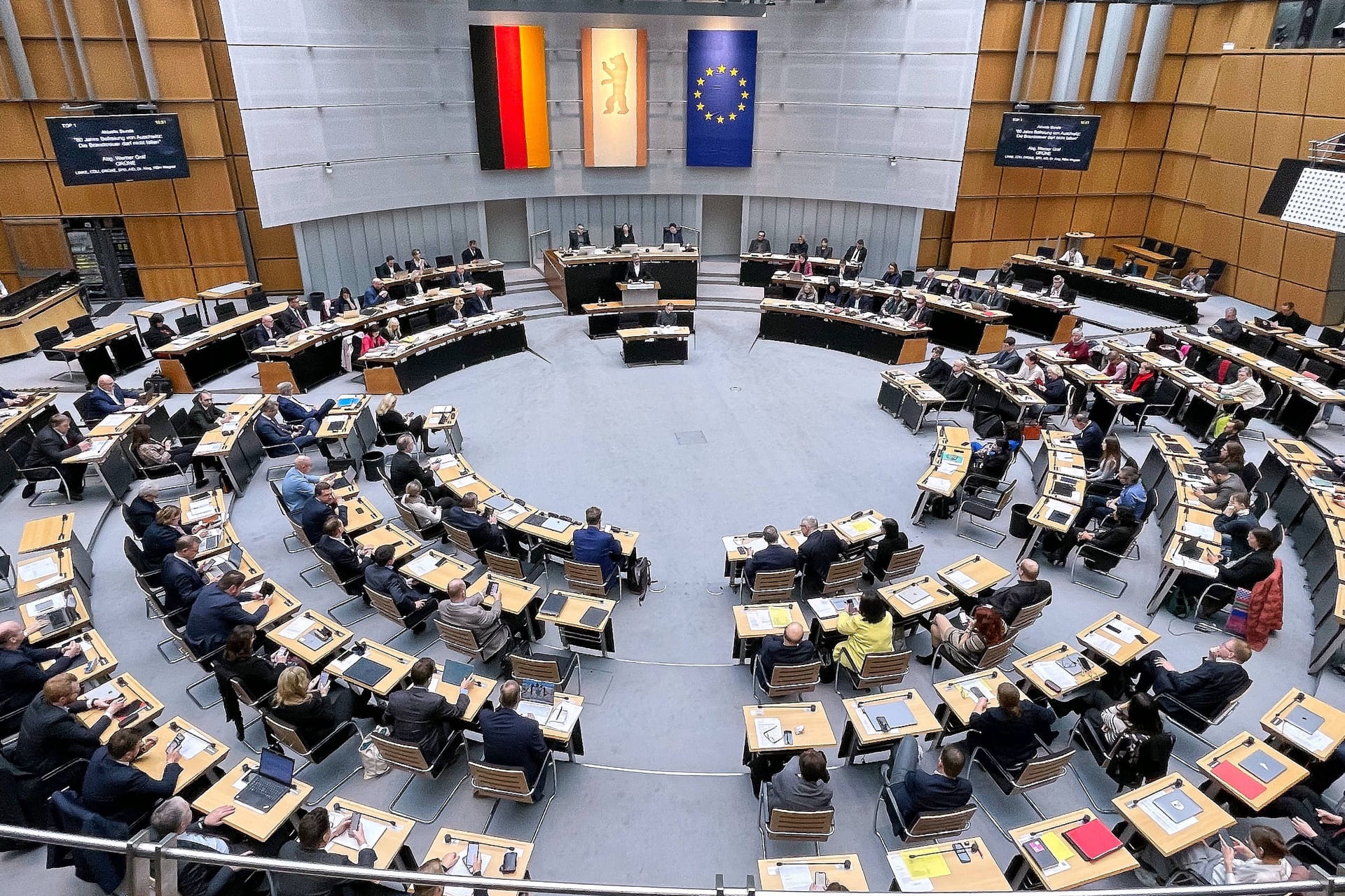 Blick in den Plenarsaal des Berliner Abgeordnetenhauses (Archivbild): Nach seinem Rauswurf prahlte der Mann in den sozialen Medien mit dem Vorfall.