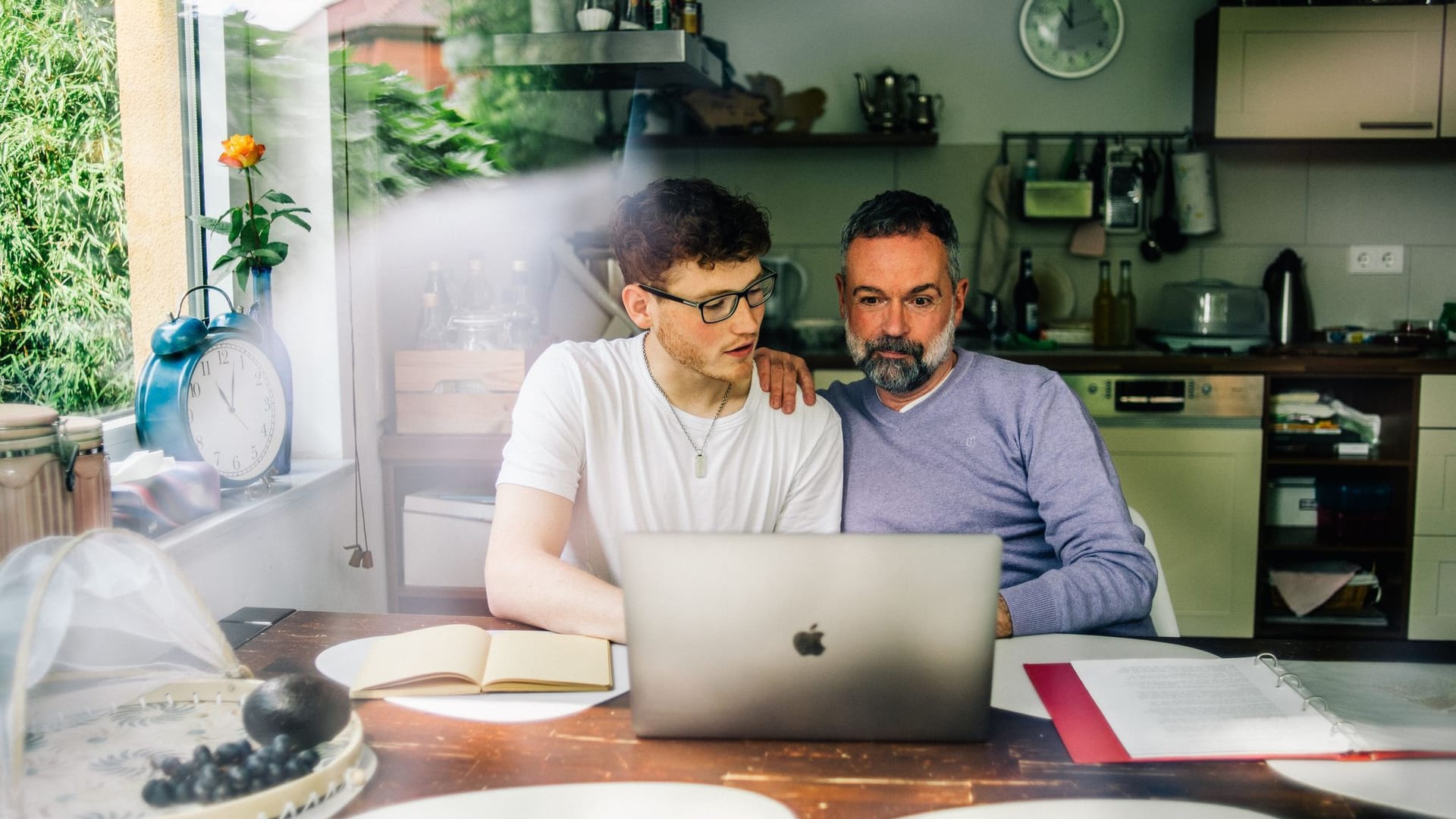 Vater und Sohn am Computer