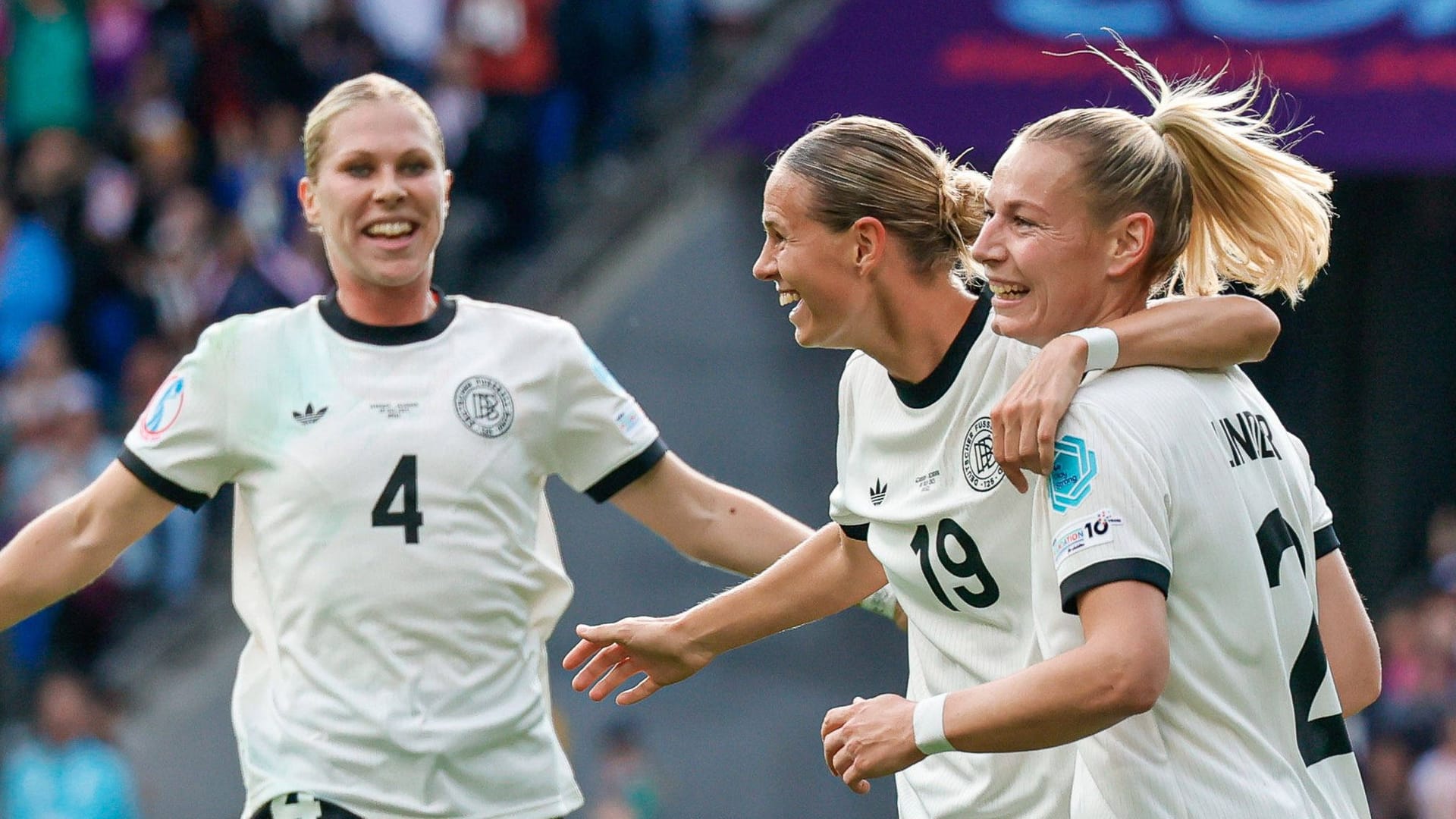 Klara Buhl jubelt nach ihrem Tor gegen Dänemark: In Köln gibt es einige Kneipen, die die Spiele der Frauen-EM übertragen.