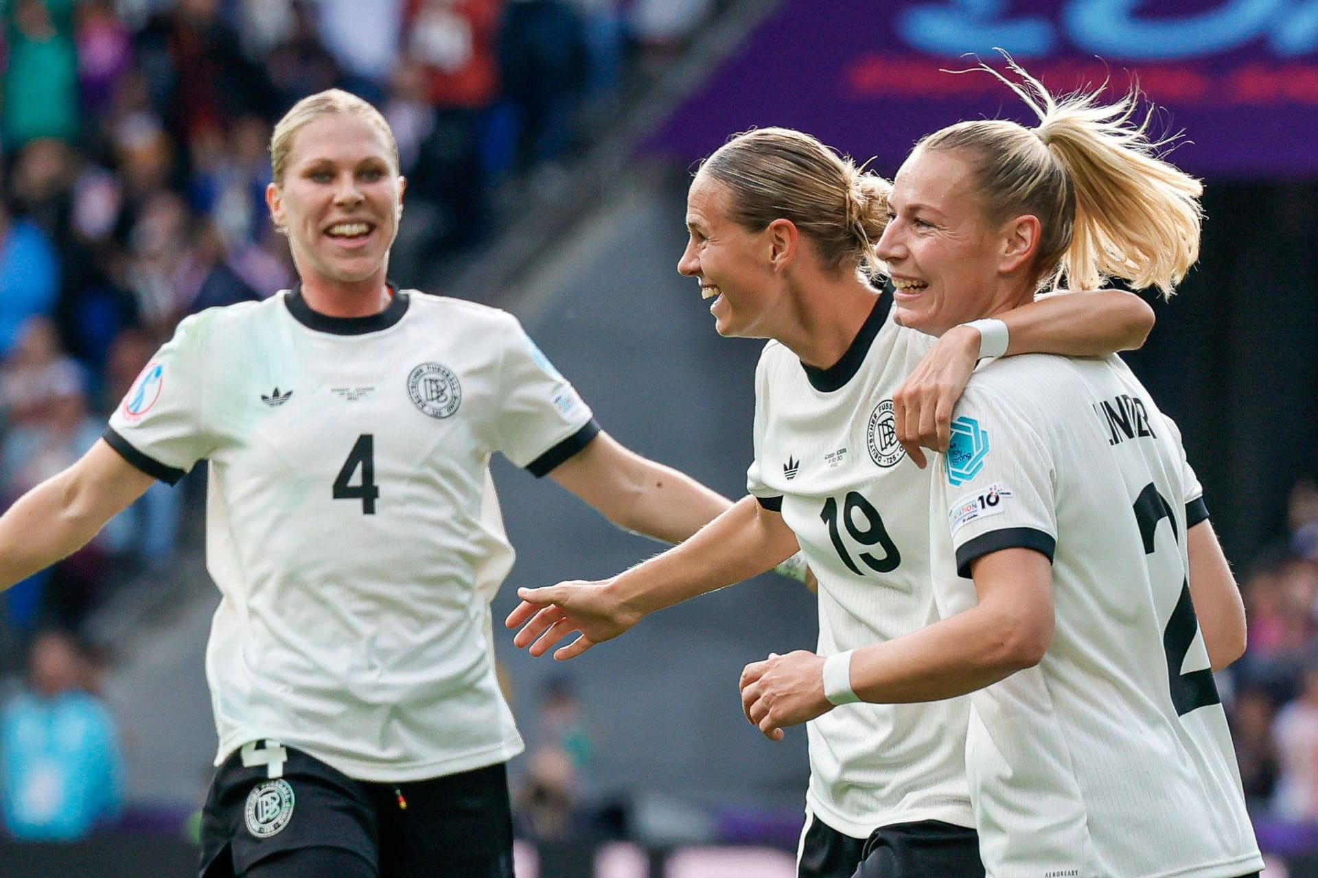 Klara Buhl jubelt nach ihrem Tor gegen Dänemark: In Köln gibt es einige Kneipen, die die Spiele der Frauen-EM übertragen.