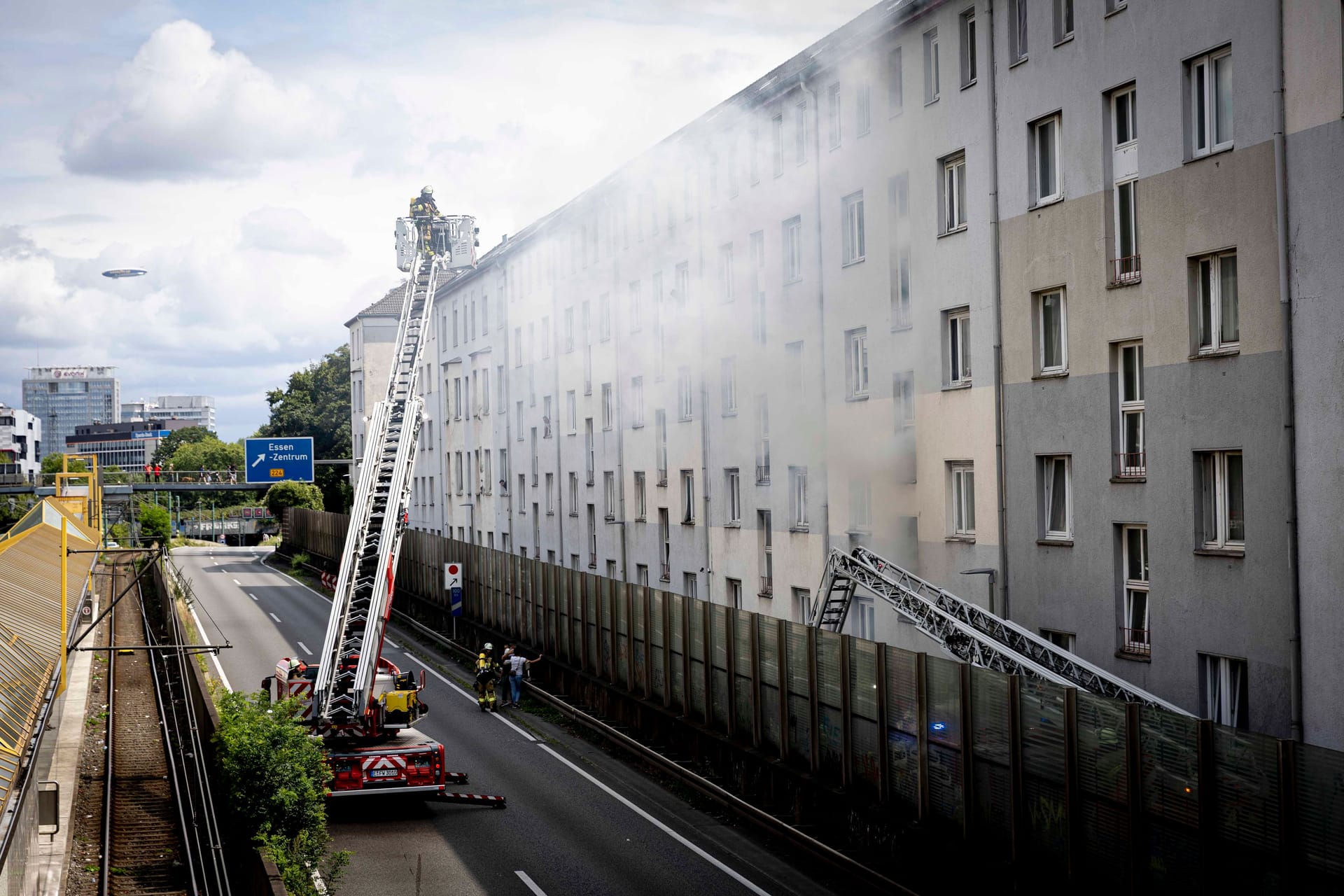 Für die Rettung über eine Drehleiter musste die Autobahn A40 in Fahrtrichtung Dortmund zeitweise gesperrt werden.